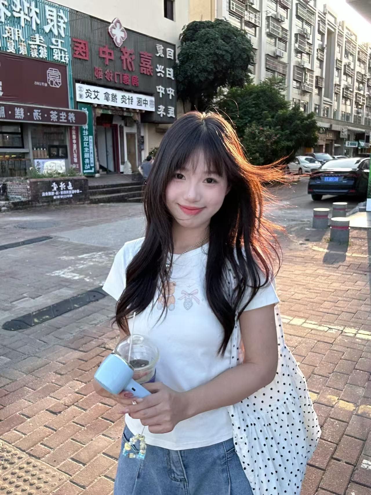 화이트 몸매 가꾸기 반팔 슬림해 보이는 긍정적 인 어깨 여성 티셔츠 2026 새로운 반소매 한 부서 디자인 센스 맨위 여름 동정 이미지 2