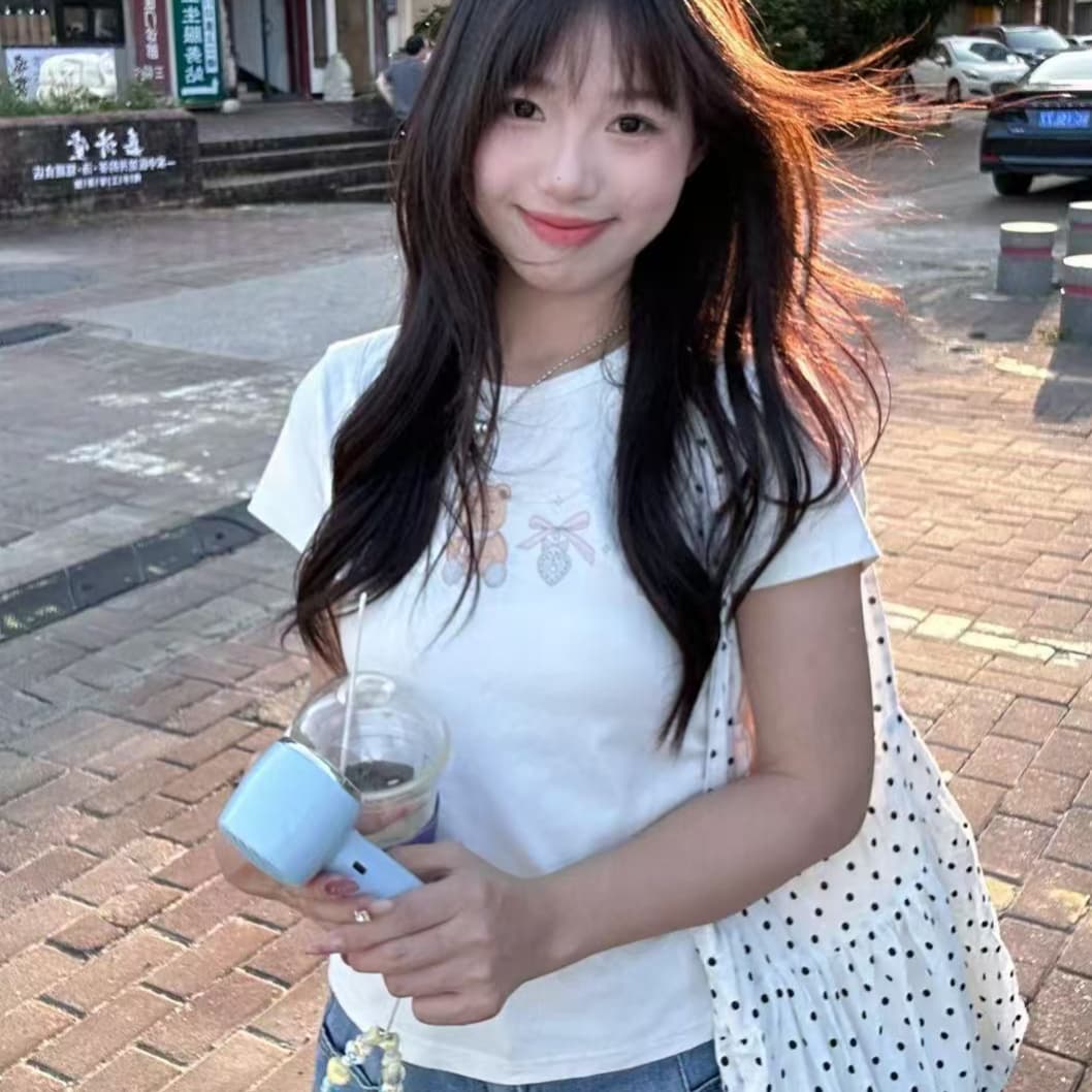 화이트 몸매 가꾸기 반팔 슬림해 보이는 긍정적 인 어깨 여성 티셔츠 2026 새로운 반소매 한 부서 디자인 센스 맨위 여름 동정 상세 이미지 1