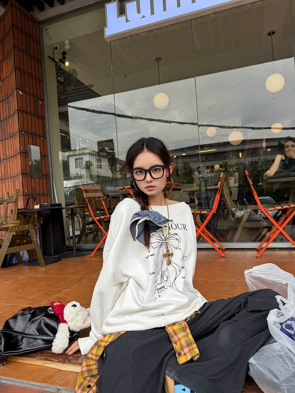 오프숄더 느긋한 바람 화이트 프린트 비스듬한 어깨 후드티 여성 루즈핏 슬림해 보이는 긴팔 맨위 상세 이미지 3