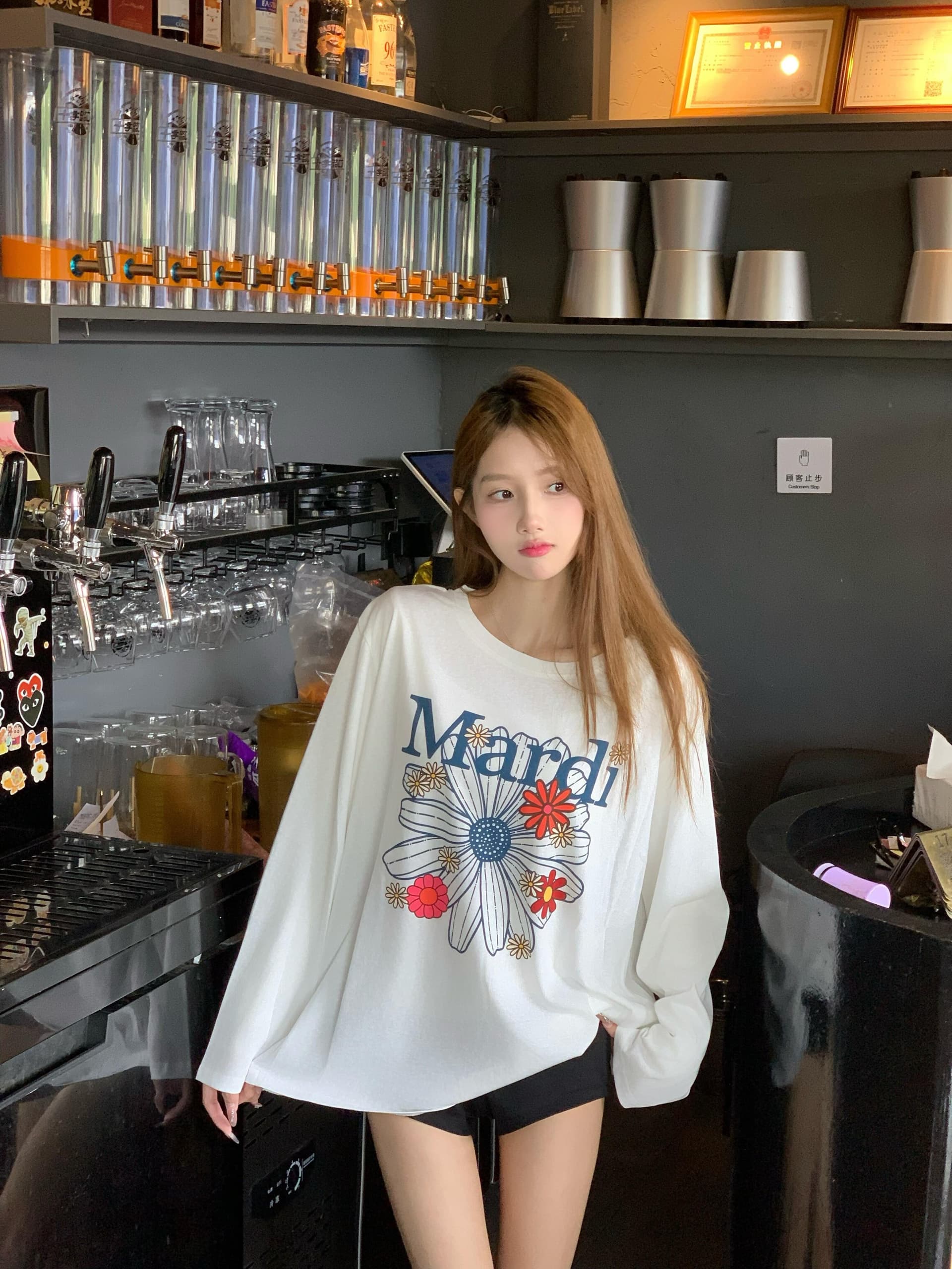 작은 데이지 화이트 긴팔 얇은 스타일 티셔츠 여성 여름 루즈핏 품격 슬림해 보이는 라운드 넥 자외선 차단 맨위 상세 이미지 1