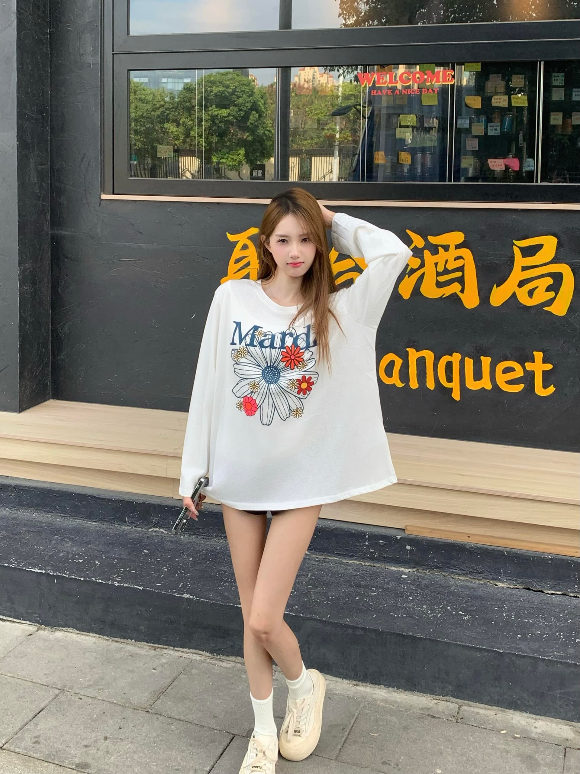 작은 데이지 화이트 긴팔 얇은 스타일 티셔츠 여성 여름 루즈핏 품격 슬림해 보이는 라운드 넥 자외선 차단 맨위 상세 이미지 3