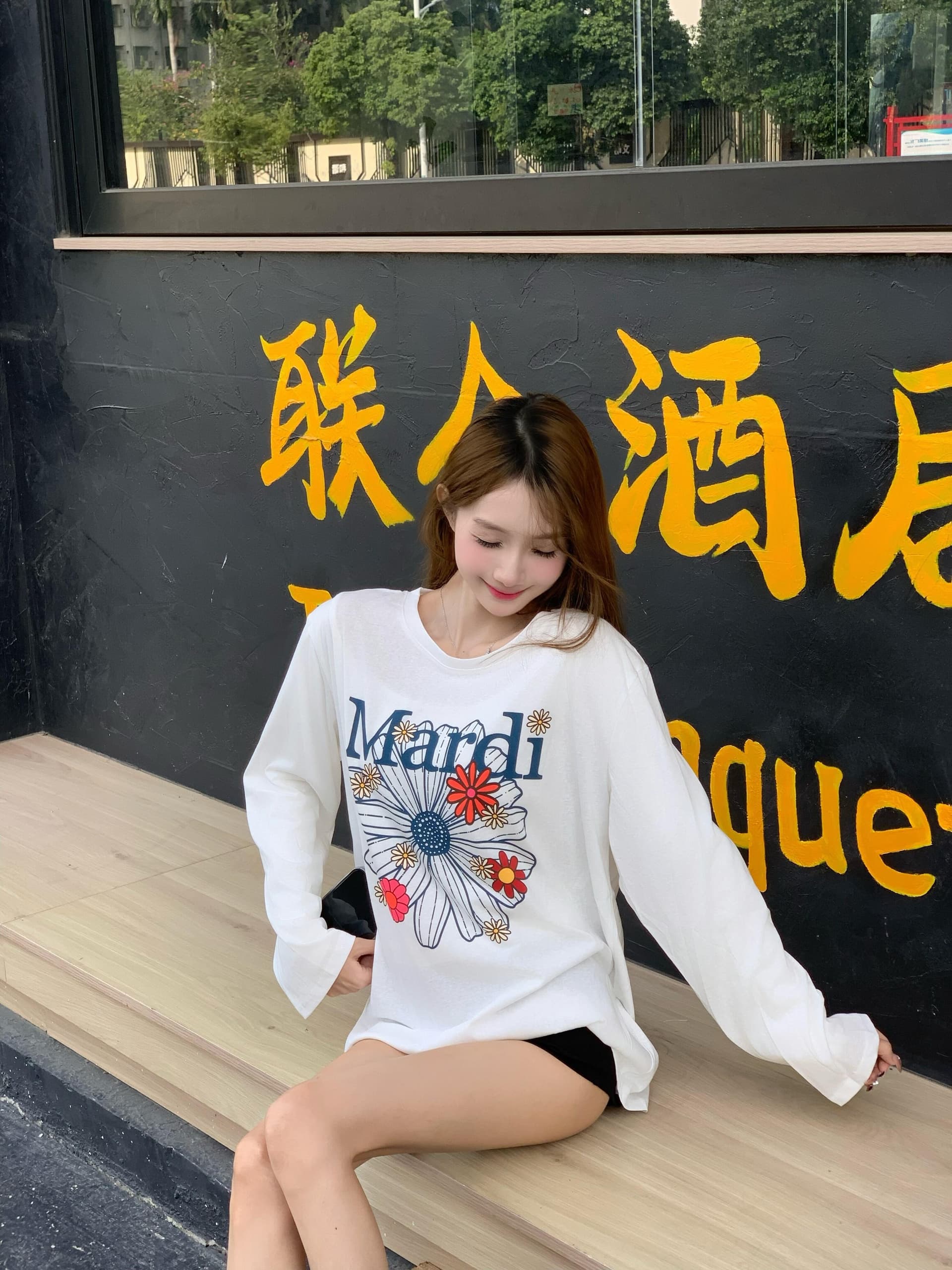 작은 데이지 화이트 긴팔 얇은 스타일 티셔츠 여성 여름 루즈핏 품격 슬림해 보이는 라운드 넥 자외선 차단 맨위 상세 이미지 4