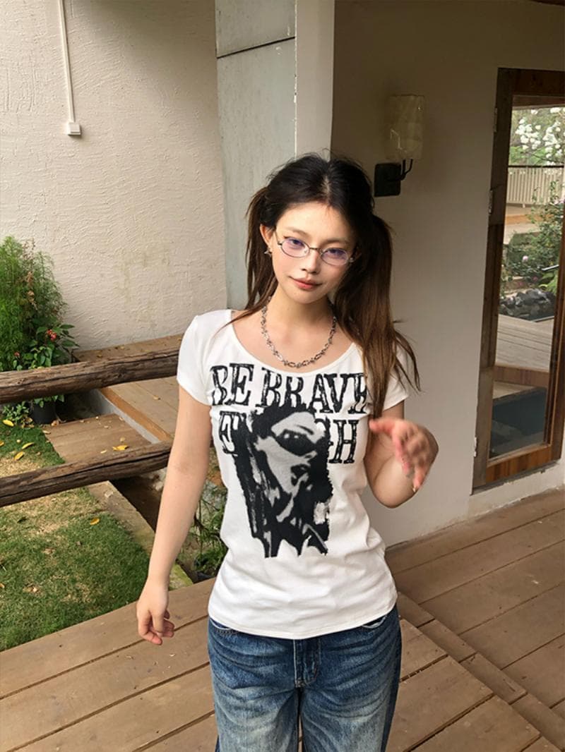 아메리칸 핫걸 인물 프린트 비스듬한 어깨 대 네클라인 루즈핏 슬림해 보이는 반팔 티셔츠 몸매 가꾸기 여성 상세 이미지 3
