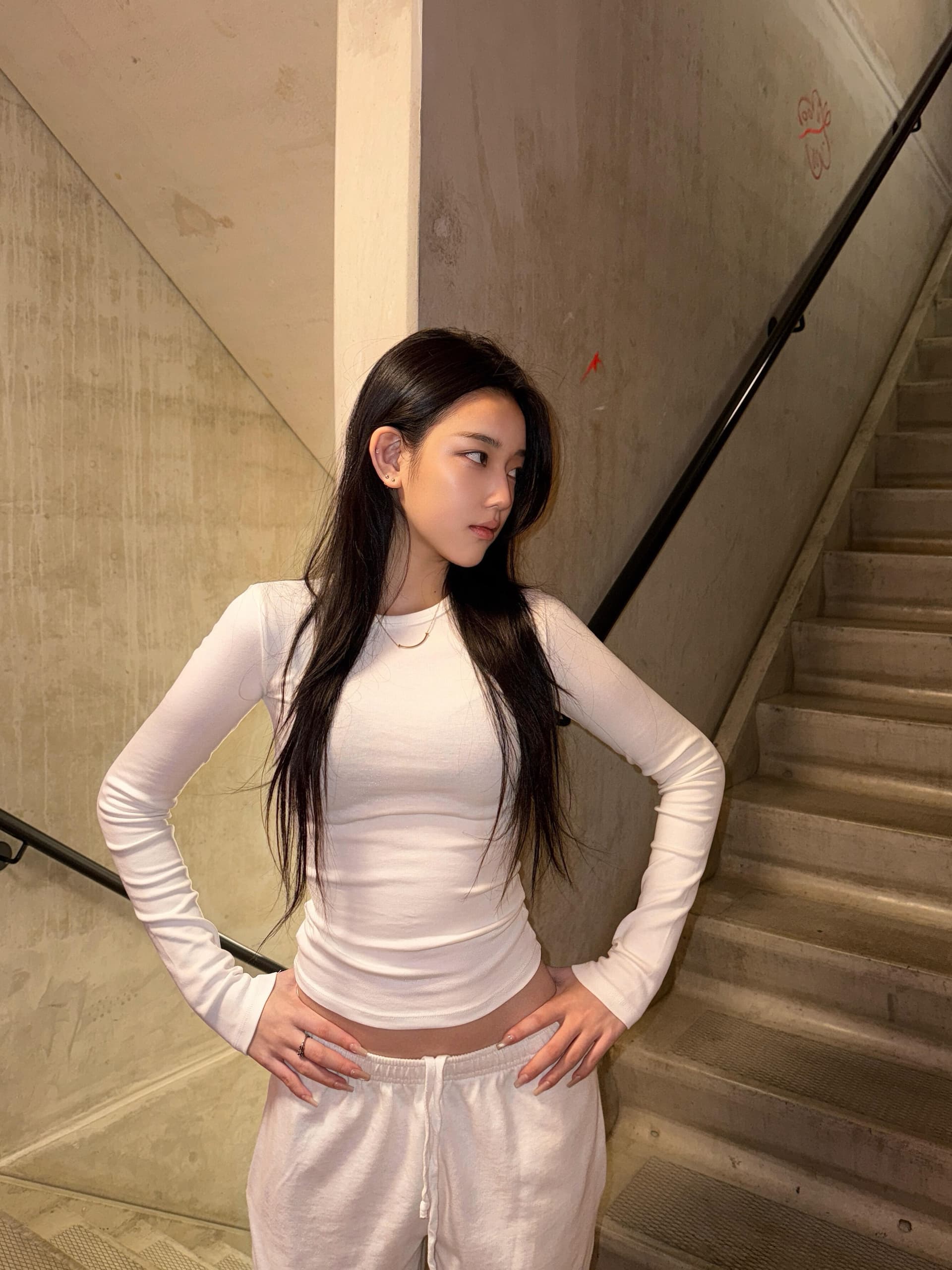 2026 새로운 화이트 핫걸 긍정적 인 어깨 몸매 가꾸기 긴팔 티셔츠 여성 타이트 인사이드 가져 가라. 기초 섹션 만나는 맨위 여성 상세 이미지 2