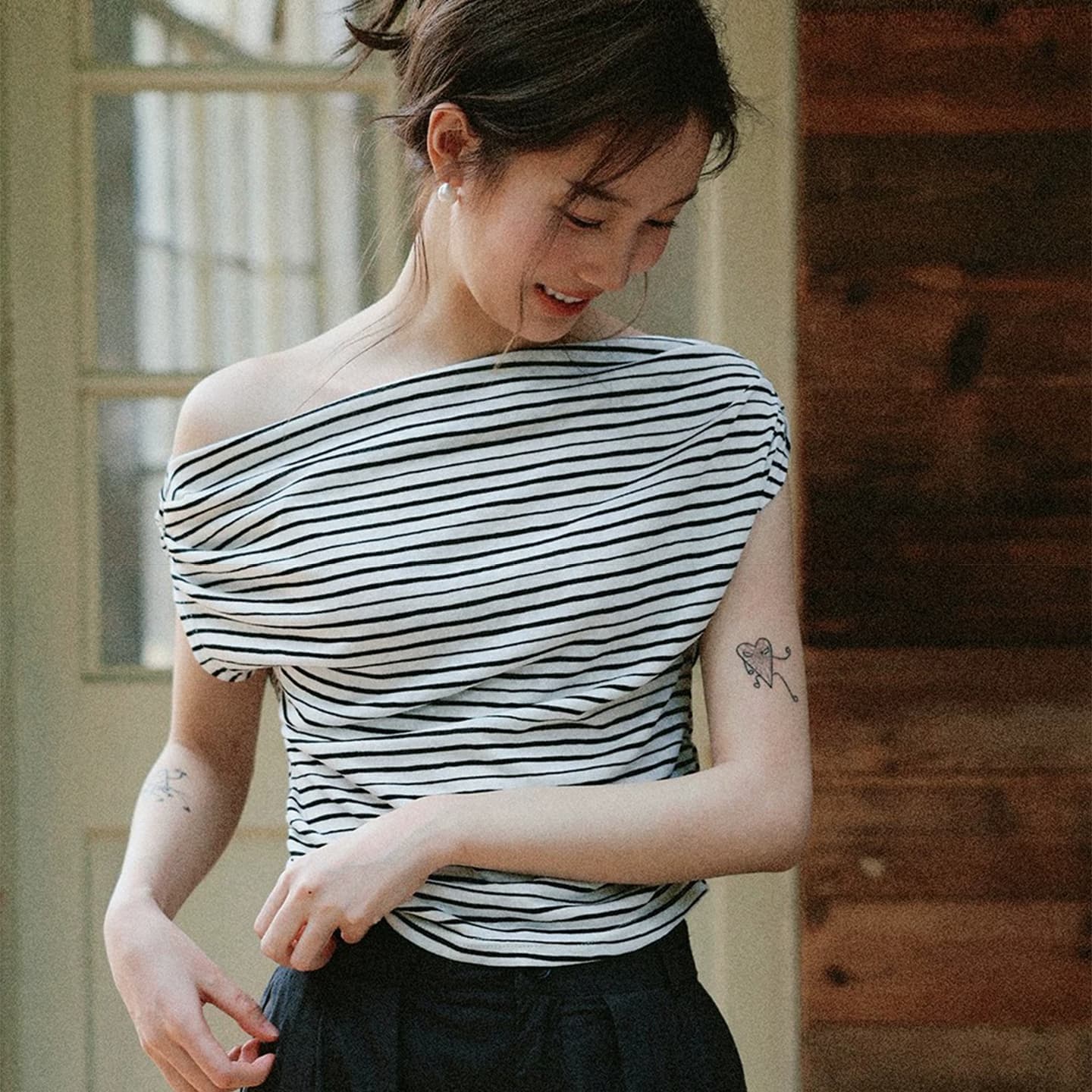 아메리칸 검정색 스트라이프 비스듬한 어깨 오프숄더 반팔 티셔츠 여성 여름 몸매 가꾸기 허리 수축 슬림해 보이는 디자인 센스 작은 대중 맨위