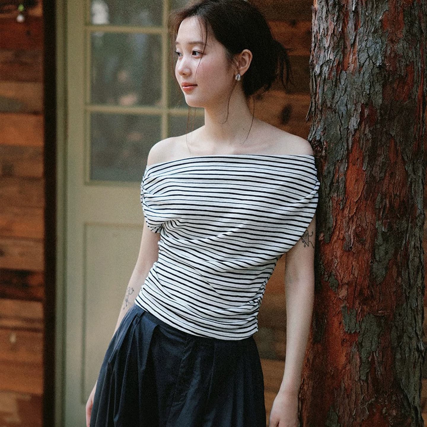아메리칸 검정색 스트라이프 비스듬한 어깨 오프숄더 반팔 티셔츠 여성 여름 몸매 가꾸기 허리 수축 슬림해 보이는 디자인 센스 작은 대중 맨위 이미지 2