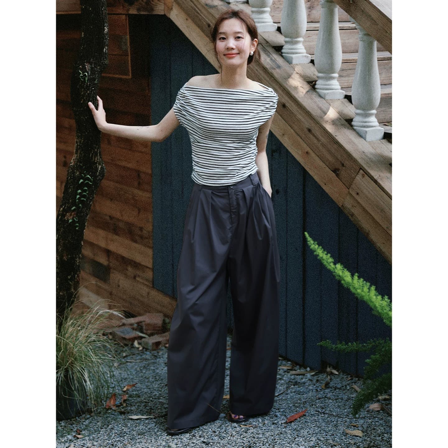 아메리칸 검정색 스트라이프 비스듬한 어깨 오프숄더 반팔 티셔츠 여성 여름 몸매 가꾸기 허리 수축 슬림해 보이는 디자인 센스 작은 대중 맨위 이미지 5