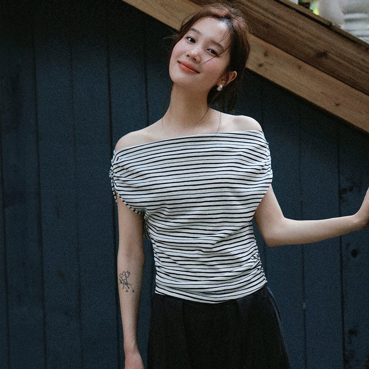 아메리칸 검정색 스트라이프 비스듬한 어깨 오프숄더 반팔 티셔츠 여성 여름 몸매 가꾸기 허리 수축 슬림해 보이는 디자인 센스 작은 대중 맨위 상세 이미지 4