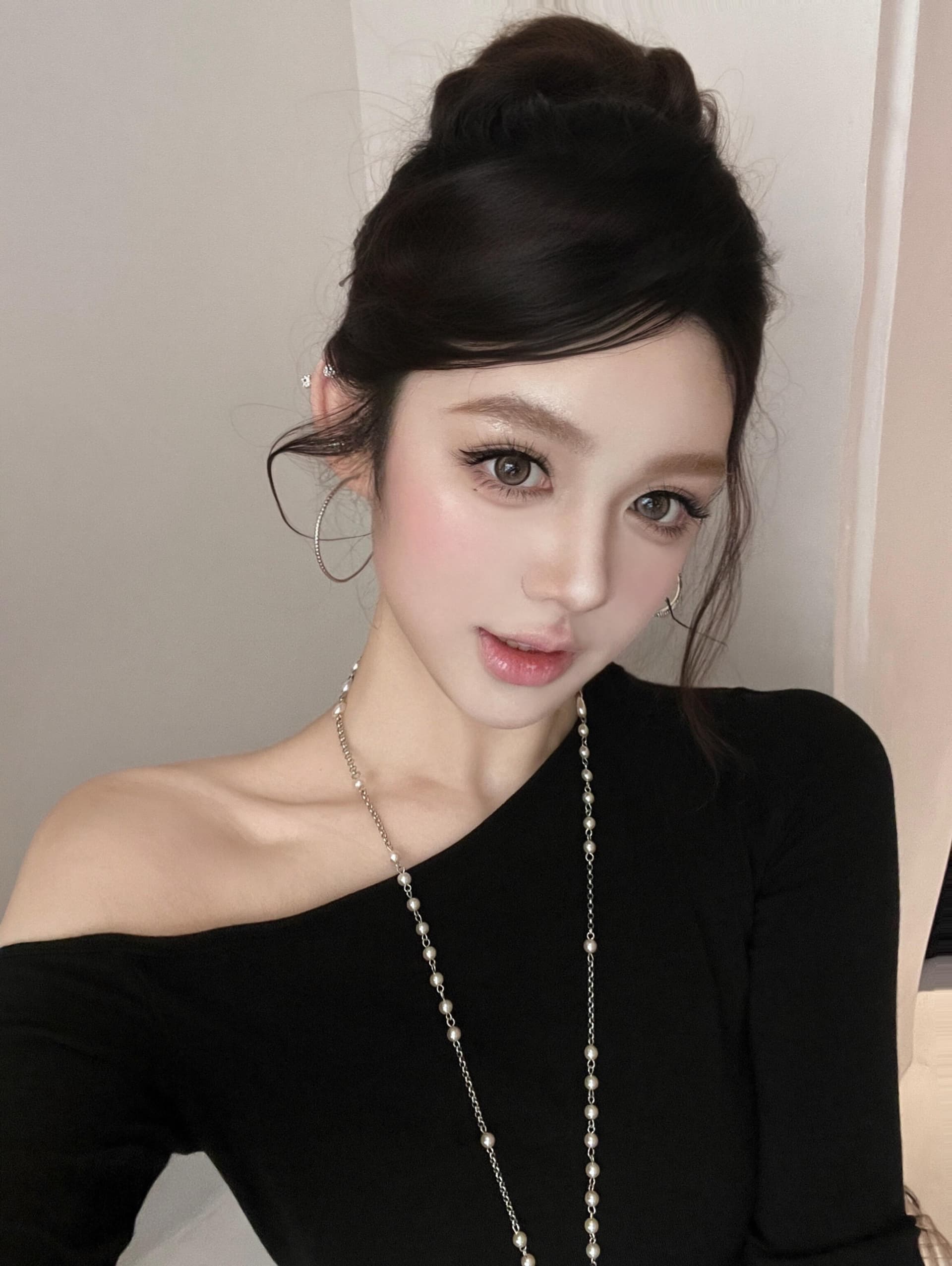한 부서 검정색 비스듬한 어깨 긴팔 티셔츠 여성 봄 가을 고유 한 아름다운 자이언트 잘 생긴 몸매 가꾸기 슬림해 보이는 품격 오프숄더 맨위 이미지 4