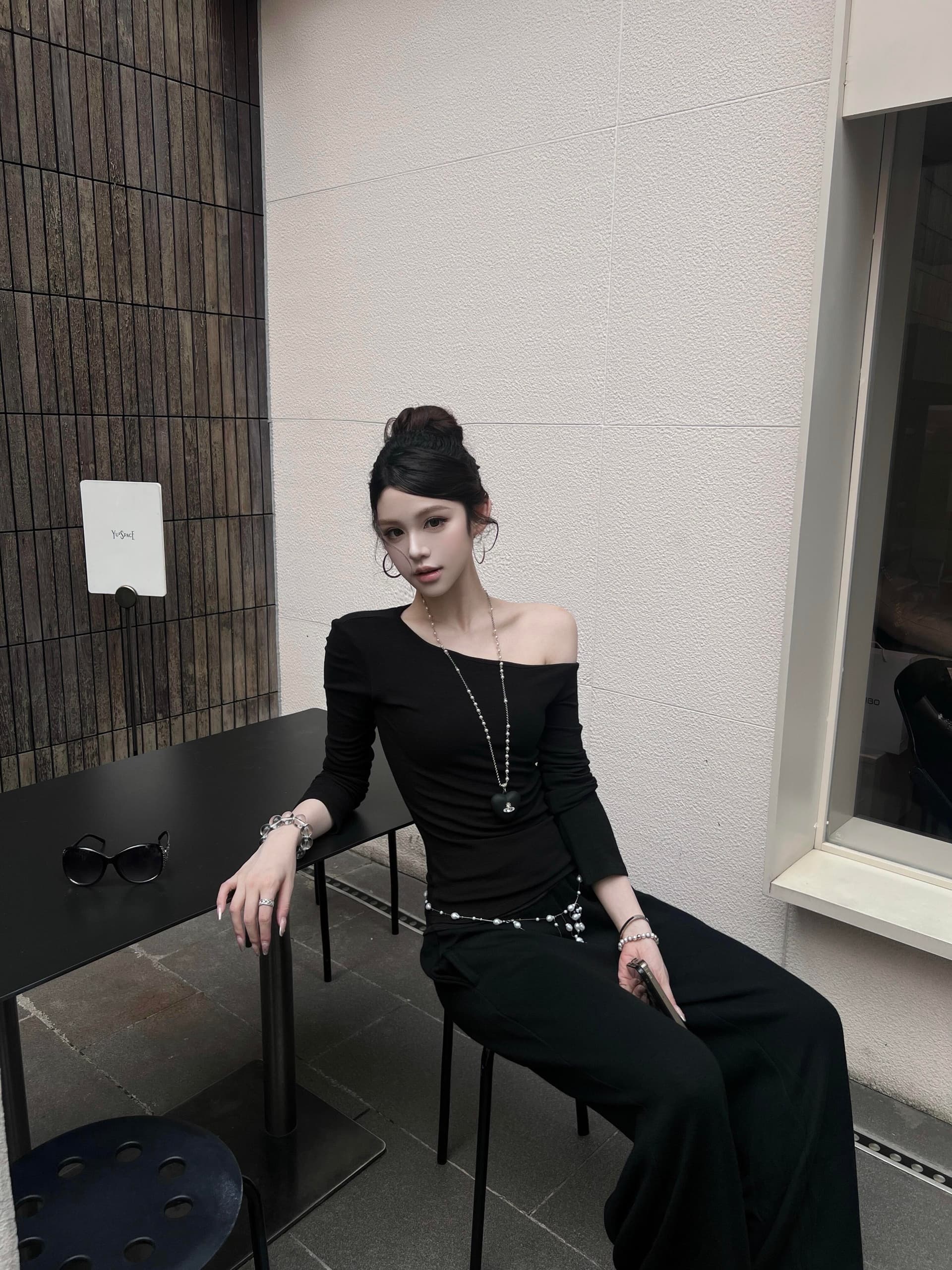 한 부서 검정색 비스듬한 어깨 긴팔 티셔츠 여성 봄 가을 고유 한 아름다운 자이언트 잘 생긴 몸매 가꾸기 슬림해 보이는 품격 오프숄더 맨위 이미지 2