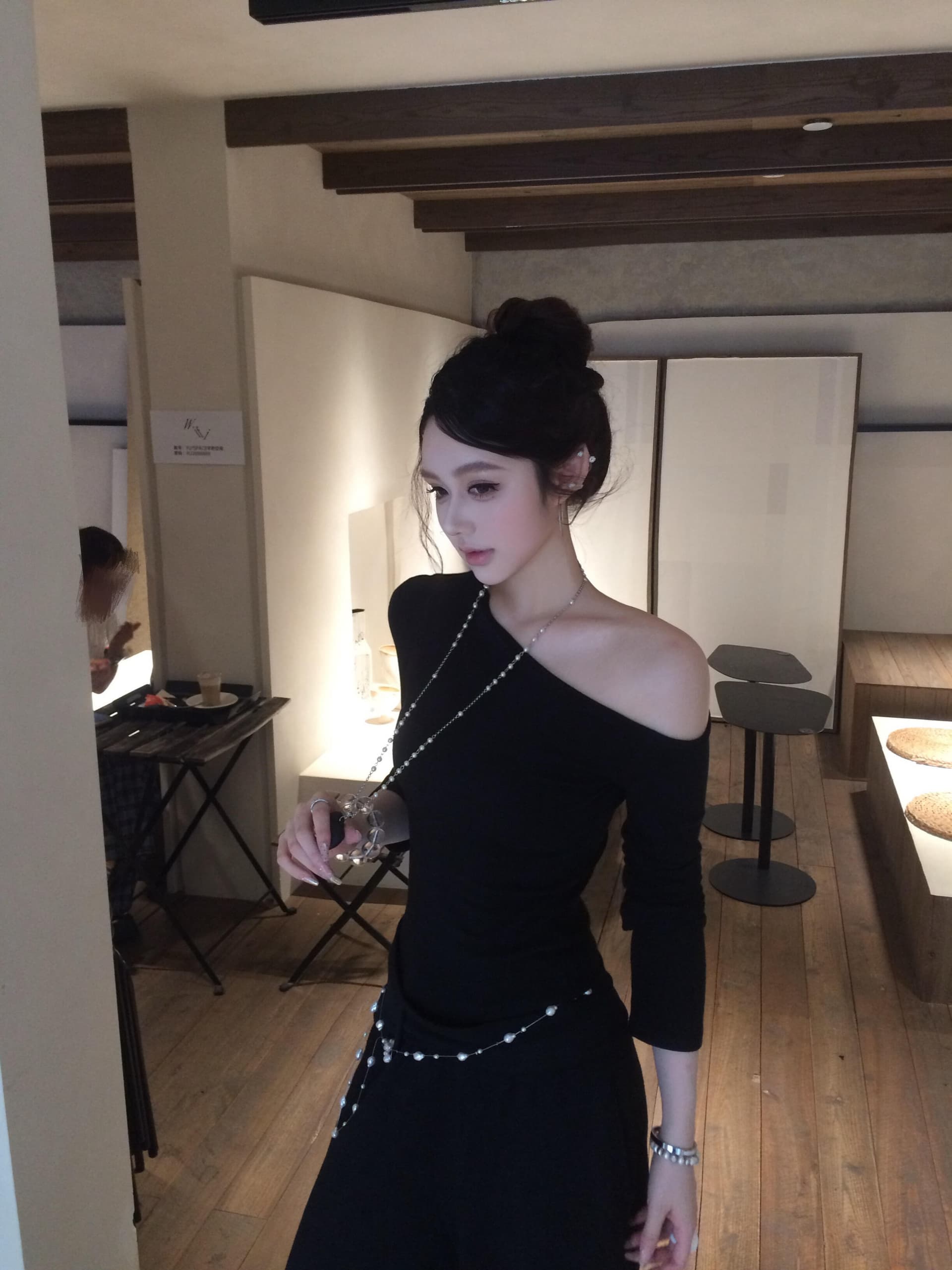 한 부서 검정색 비스듬한 어깨 긴팔 티셔츠 여성 봄 가을 고유 한 아름다운 자이언트 잘 생긴 몸매 가꾸기 슬림해 보이는 품격 오프숄더 맨위