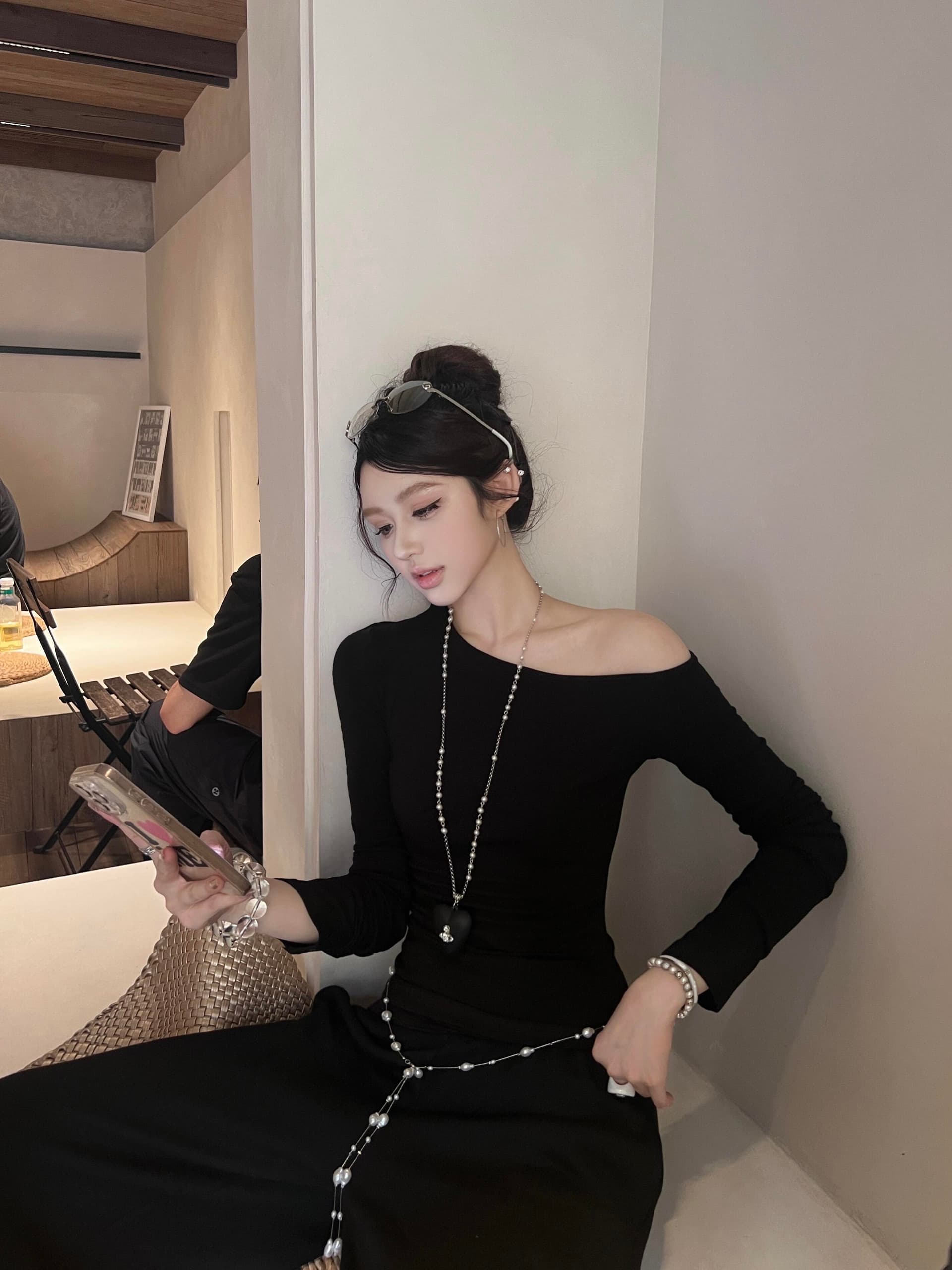 한 부서 검정색 비스듬한 어깨 긴팔 티셔츠 여성 봄 가을 고유 한 아름다운 자이언트 잘 생긴 몸매 가꾸기 슬림해 보이는 품격 오프숄더 맨위 상세 이미지 2