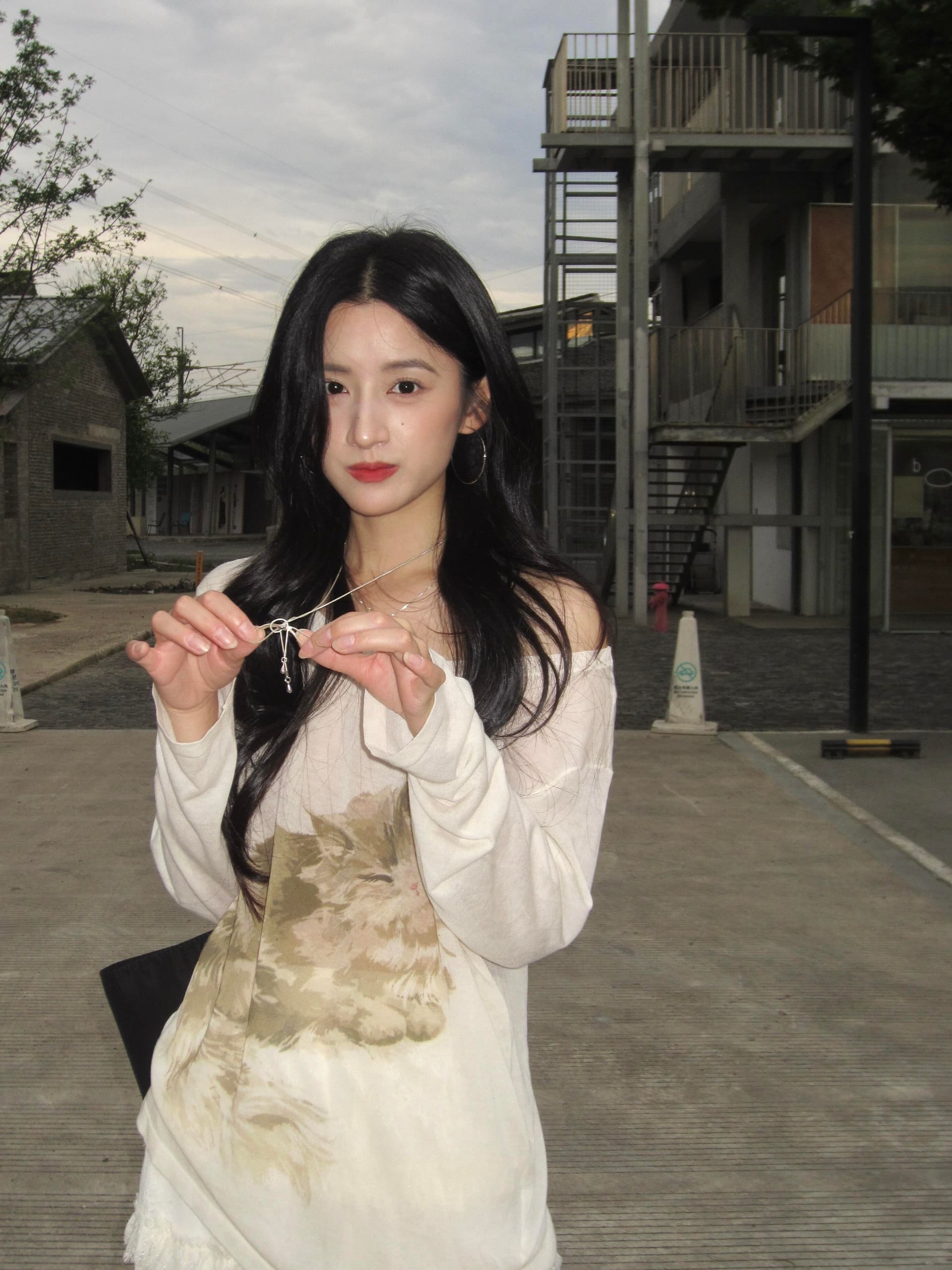 한 부서 귀여운 플리스 새끼 고양이 프린트 긴팔 티셔츠 여성 여름 휴가 바람 얇고 가벼운 통기성 자외선 차단 블라우스 상세 이미지 4