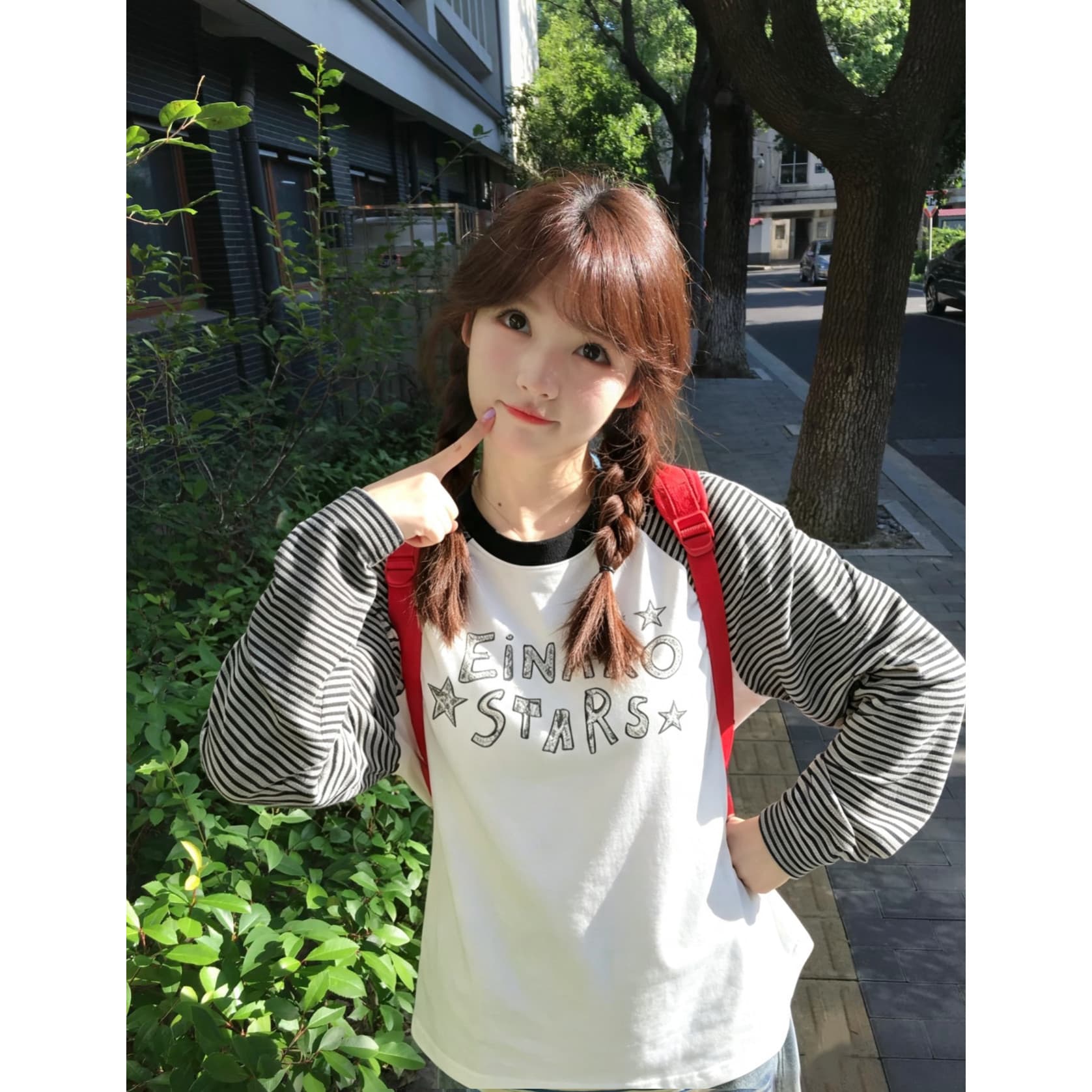 흑백 줄무늬 알파벳 배색 삽입 어깨 긴팔 티셔츠 여성 이른 가을 디자인 센스 루즈핏 슬림해 보이는 캐주얼 만나는 맨위 이미지 3
