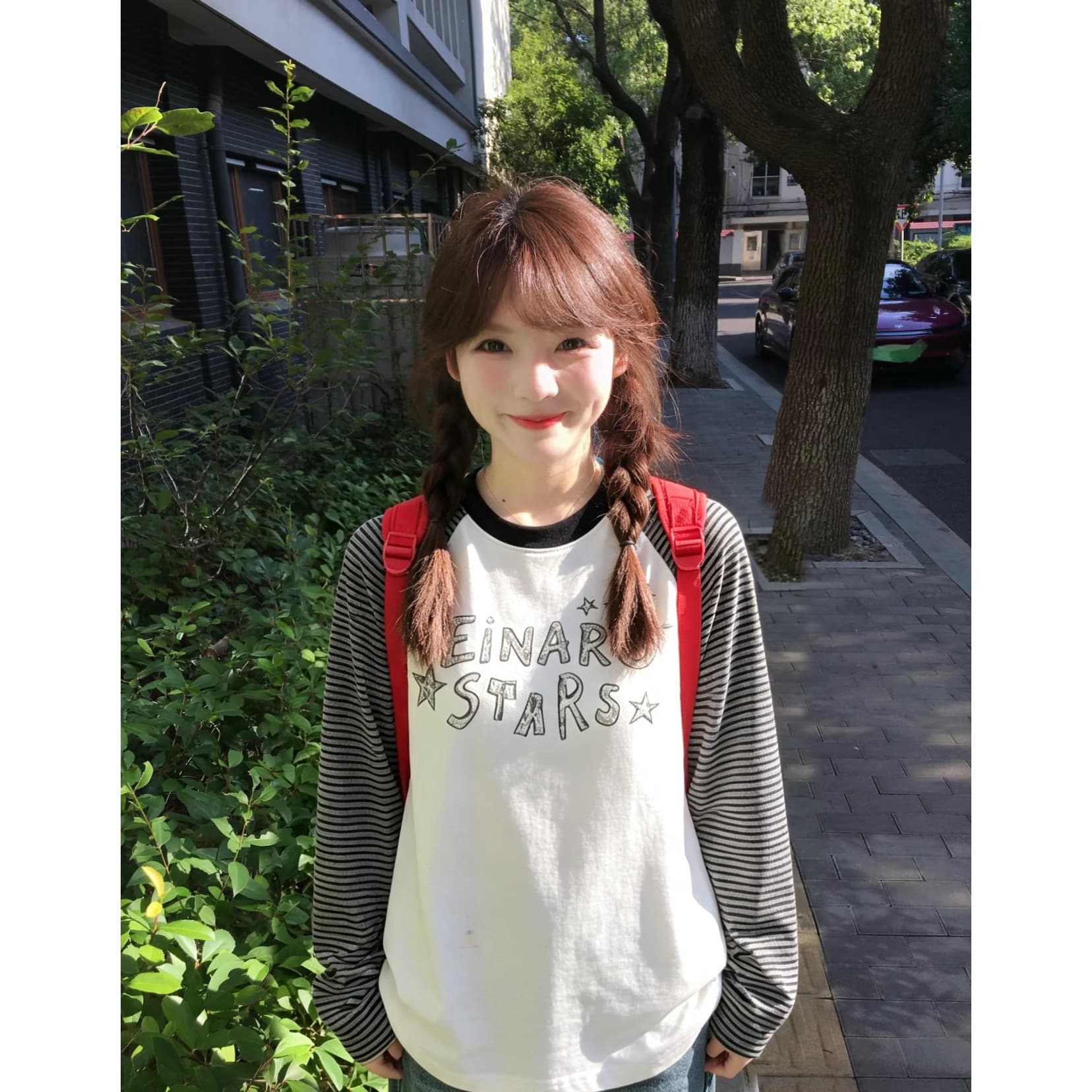 흑백 줄무늬 알파벳 배색 삽입 어깨 긴팔 티셔츠 여성 이른 가을 디자인 센스 루즈핏 슬림해 보이는 캐주얼 만나는 맨위 상세 이미지 2