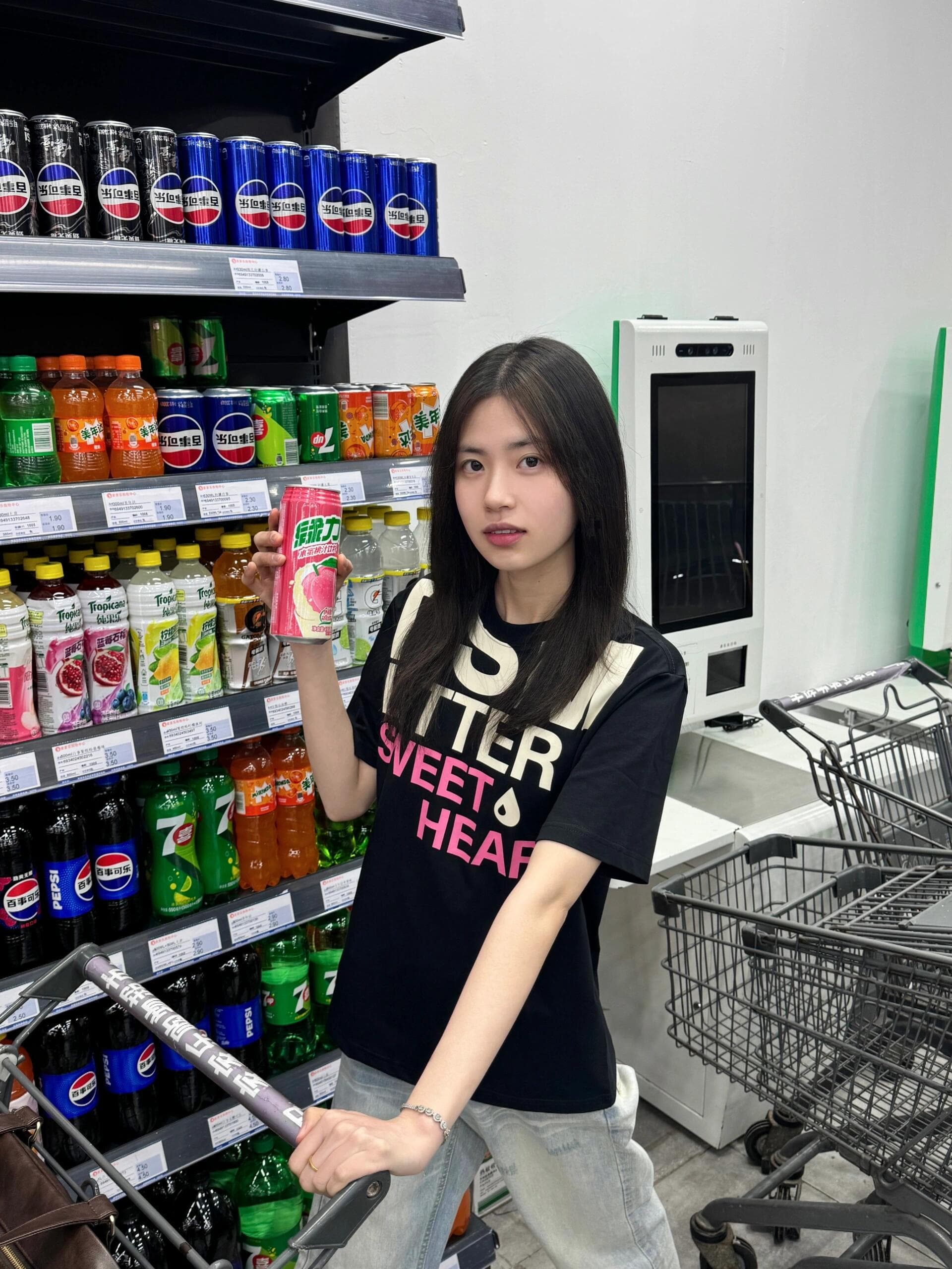 검정색 긍정적 인 어깨 티셔츠 여성 여름 새로운 네클라인 알파벳 프린트 반팔 디자인 센스 작은 대중 핫걸 쇼트 스타일 맨위 이미지 3