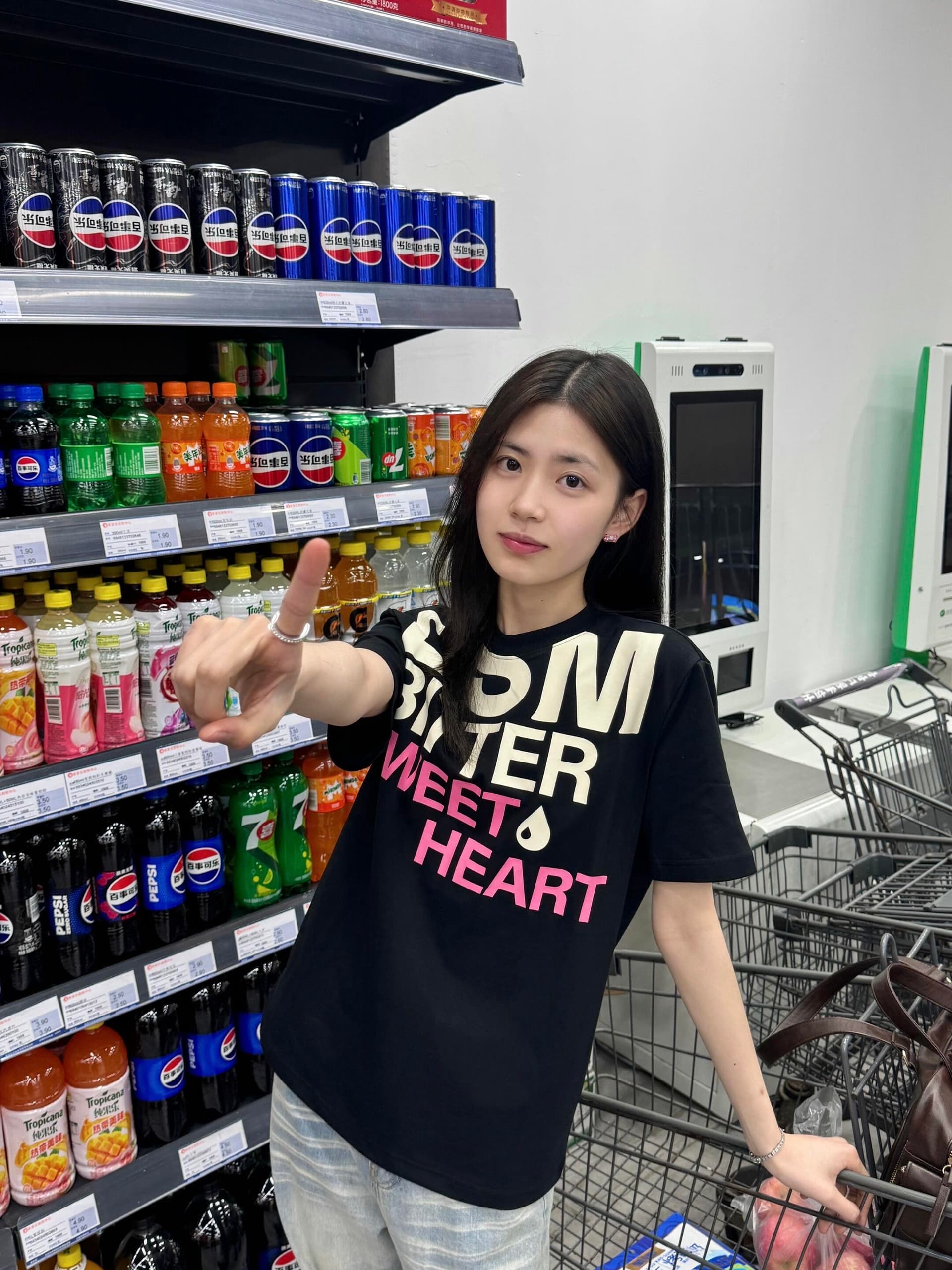 검정색 긍정적 인 어깨 티셔츠 여성 여름 새로운 네클라인 알파벳 프린트 반팔 디자인 센스 작은 대중 핫걸 쇼트 스타일 맨위 상세 이미지 1