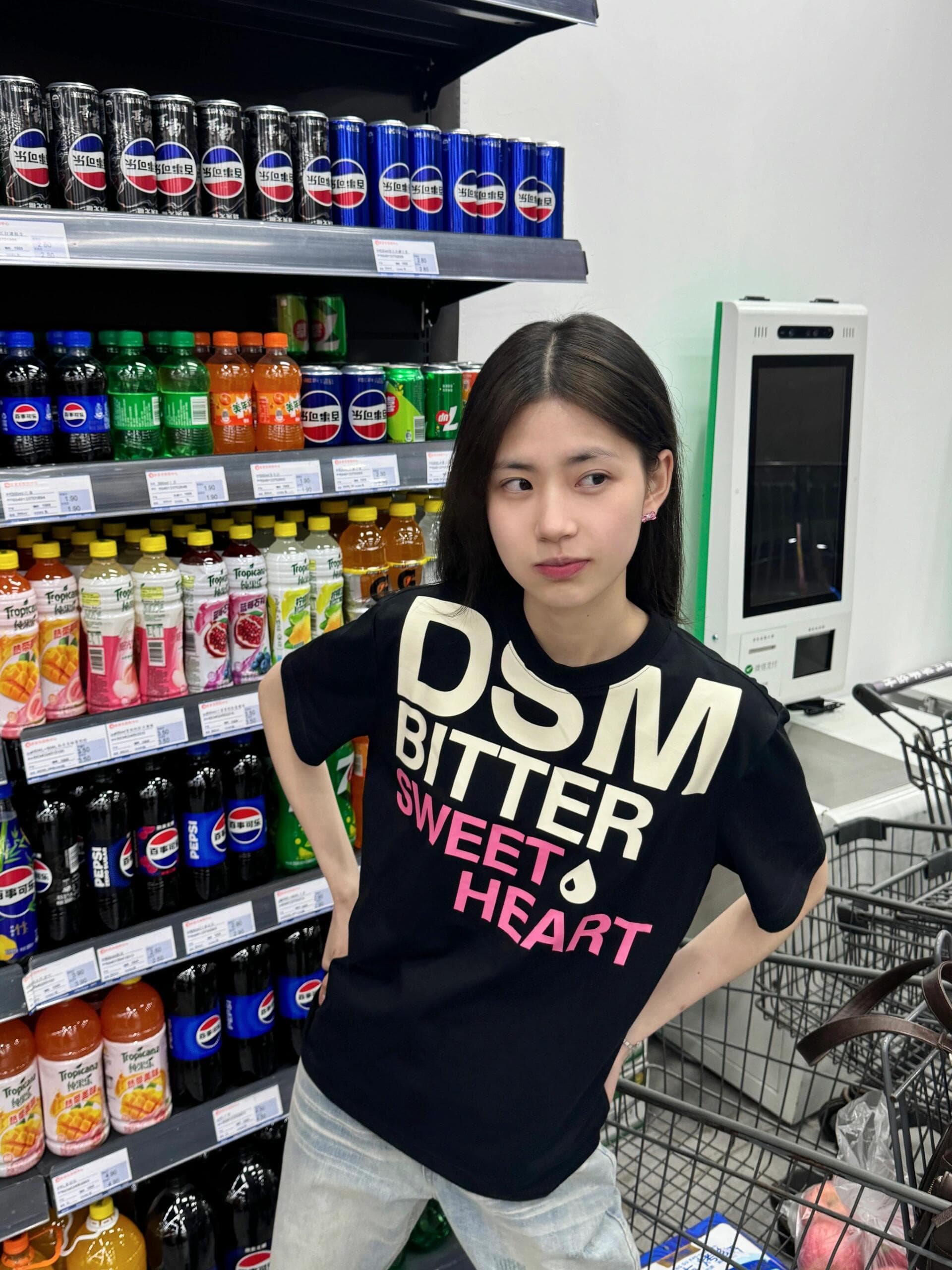 검정색 긍정적 인 어깨 티셔츠 여성 여름 새로운 네클라인 알파벳 프린트 반팔 디자인 센스 작은 대중 핫걸 쇼트 스타일 맨위 상세 이미지 2