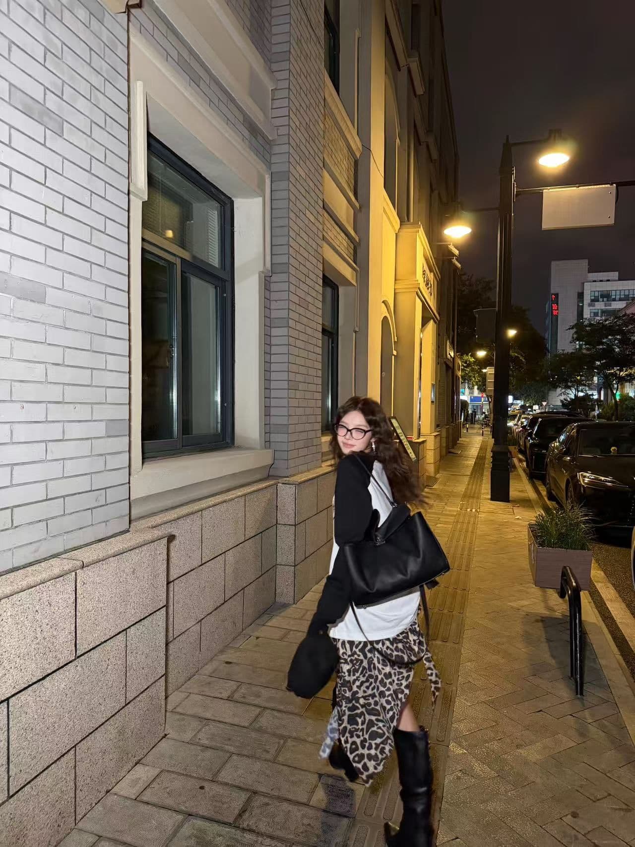 삽입 어깨 패치워크 긴팔 티셔츠 여성 이미지 3