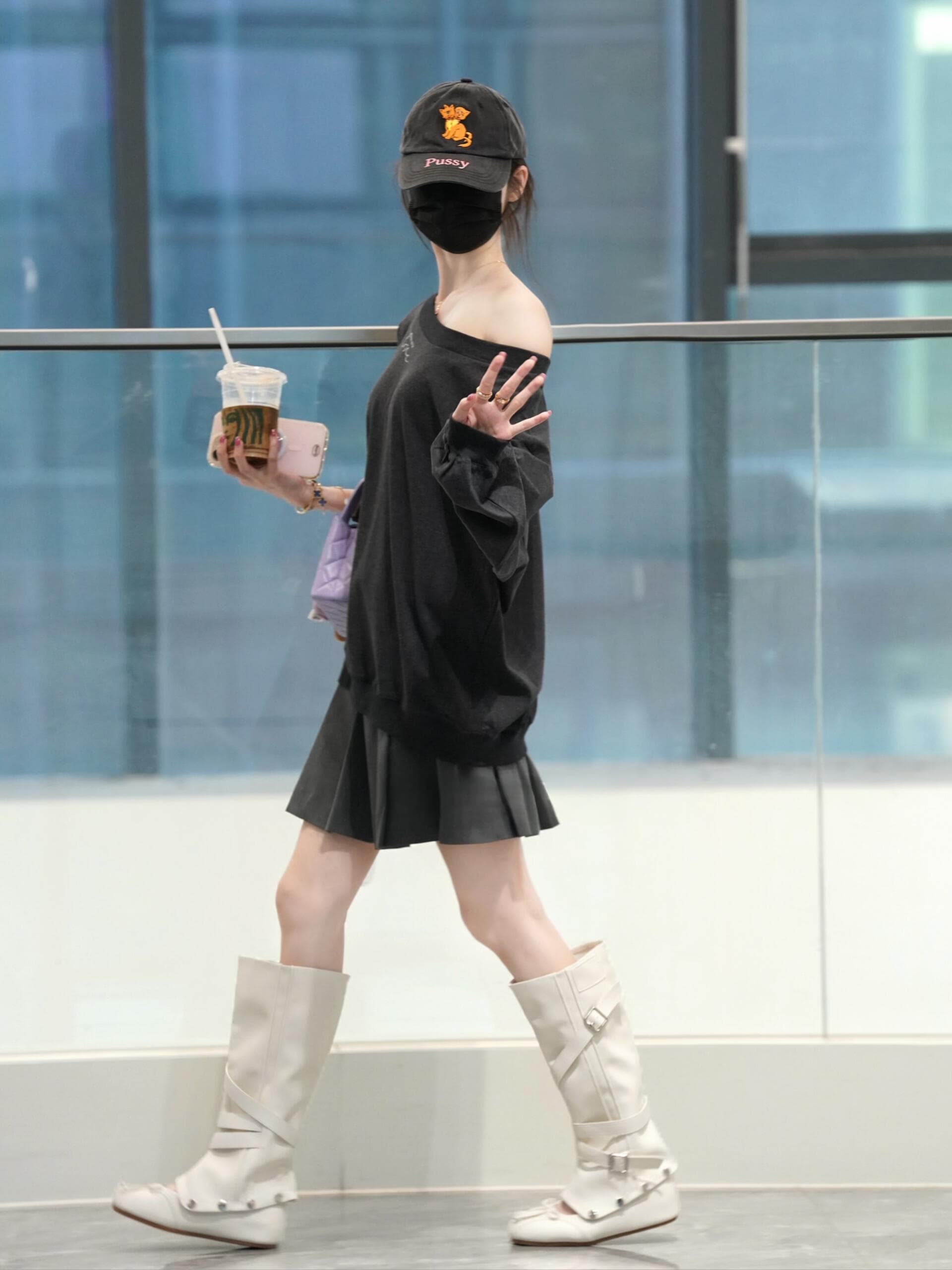 한 부서 미니멀리즘 알파벳 프린트 라운드 넥 긴팔 티셔츠 여성 여름 새로운 고급 센스 세련된 비스듬한 어깨 의류 상세 이미지 5