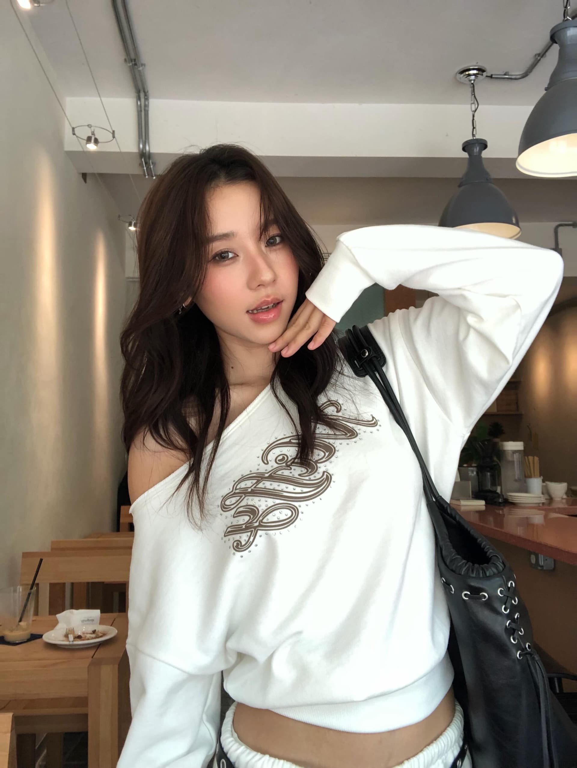 작은 대중 운동 알파벳 프린트 몸매 가꾸기 슬림해 보이는 순면 편안함 이슬 뼈의 쇼트 스타일 비스듬한 어깨 긴팔 티셔츠 여성 이미지 3