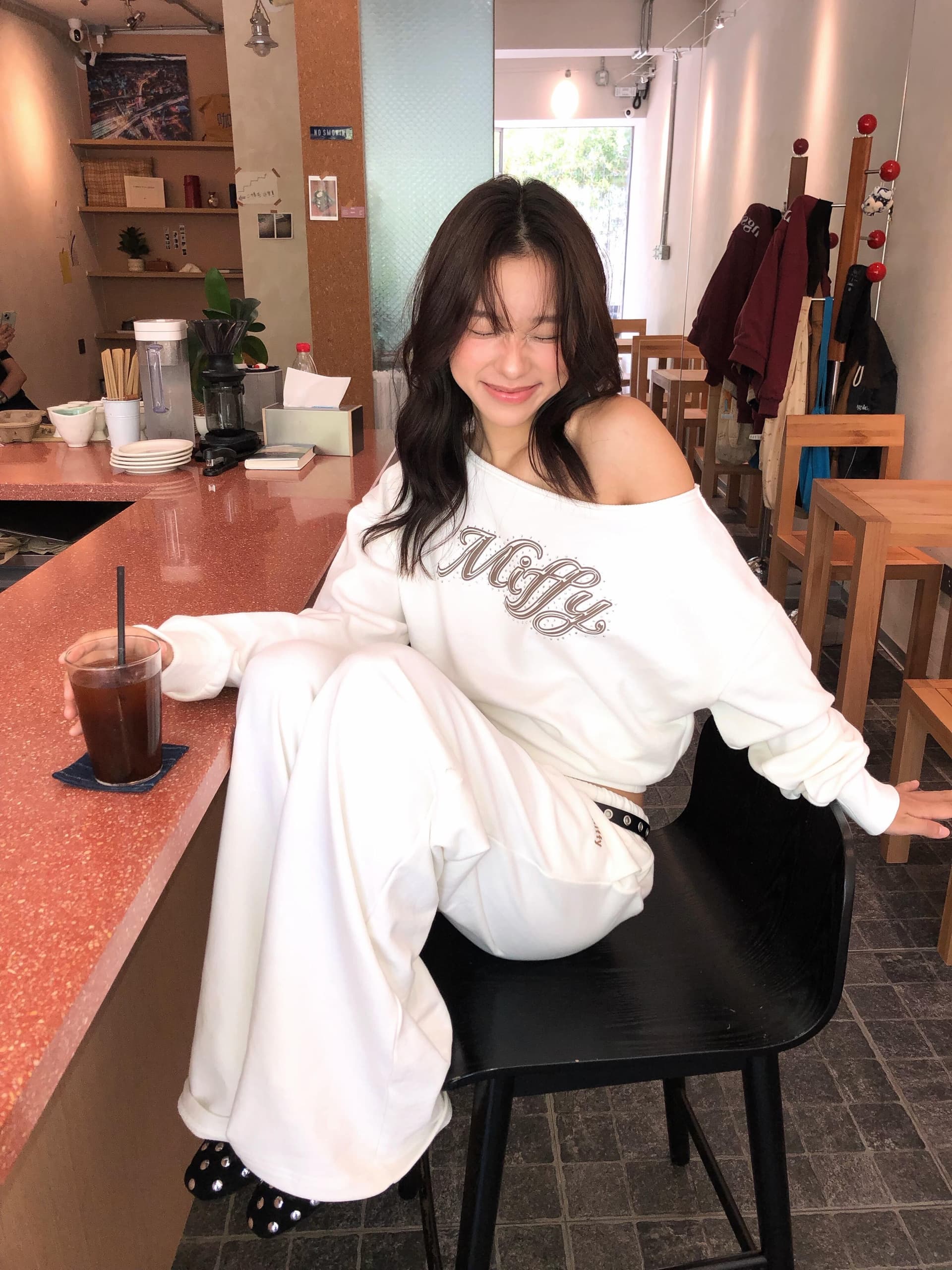 작은 대중 운동 알파벳 프린트 몸매 가꾸기 슬림해 보이는 순면 편안함 이슬 뼈의 쇼트 스타일 비스듬한 어깨 긴팔 티셔츠 여성