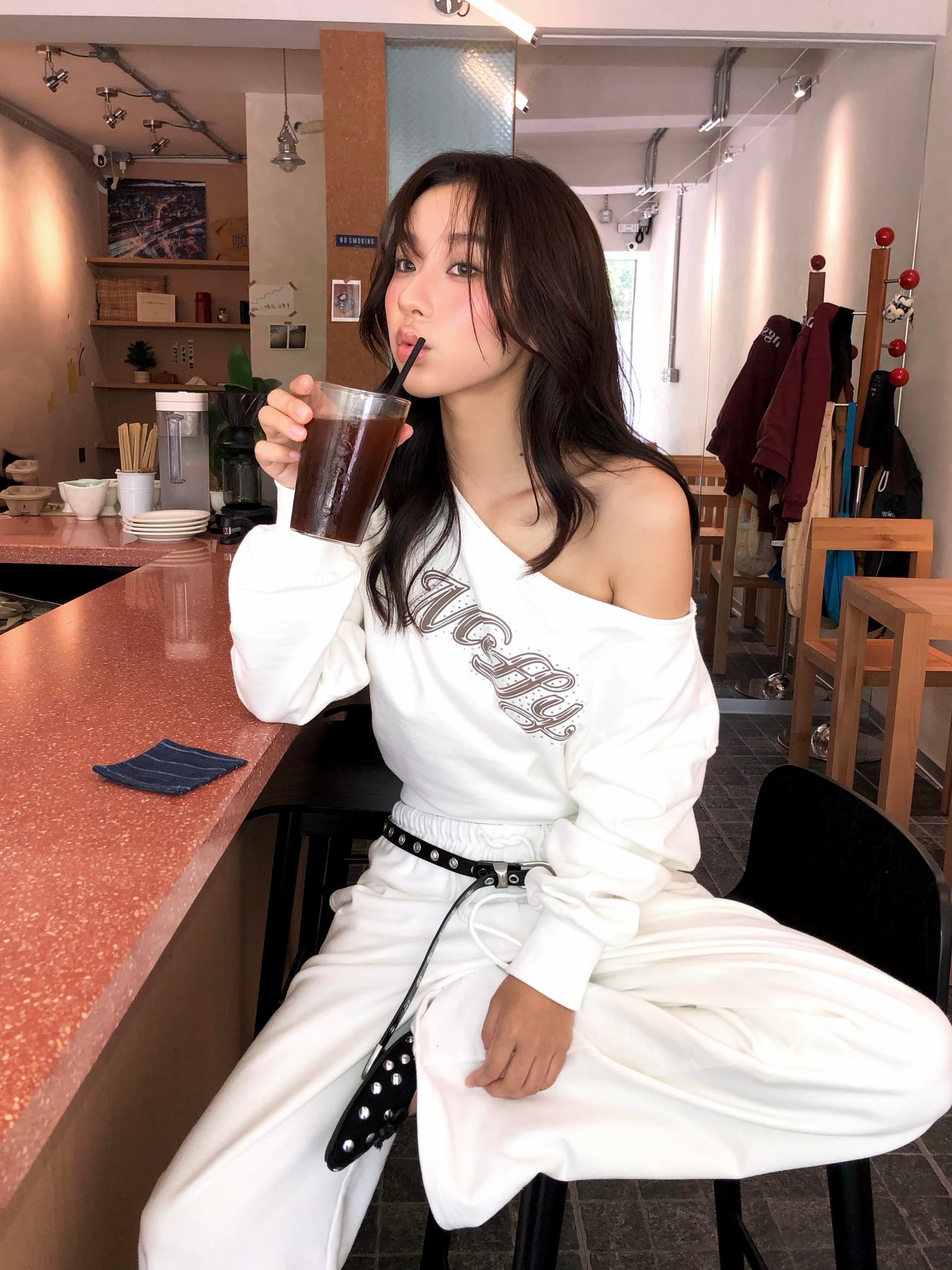 작은 대중 운동 알파벳 프린트 몸매 가꾸기 슬림해 보이는 순면 편안함 이슬 뼈의 쇼트 스타일 비스듬한 어깨 긴팔 티셔츠 여성 상세 이미지 2