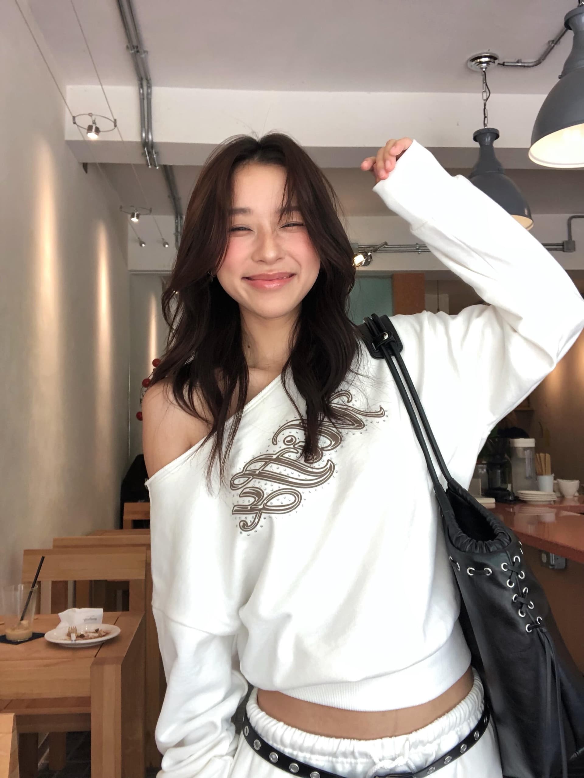 작은 대중 운동 알파벳 프린트 몸매 가꾸기 슬림해 보이는 순면 편안함 이슬 뼈의 쇼트 스타일 비스듬한 어깨 긴팔 티셔츠 여성 상세 이미지 5
