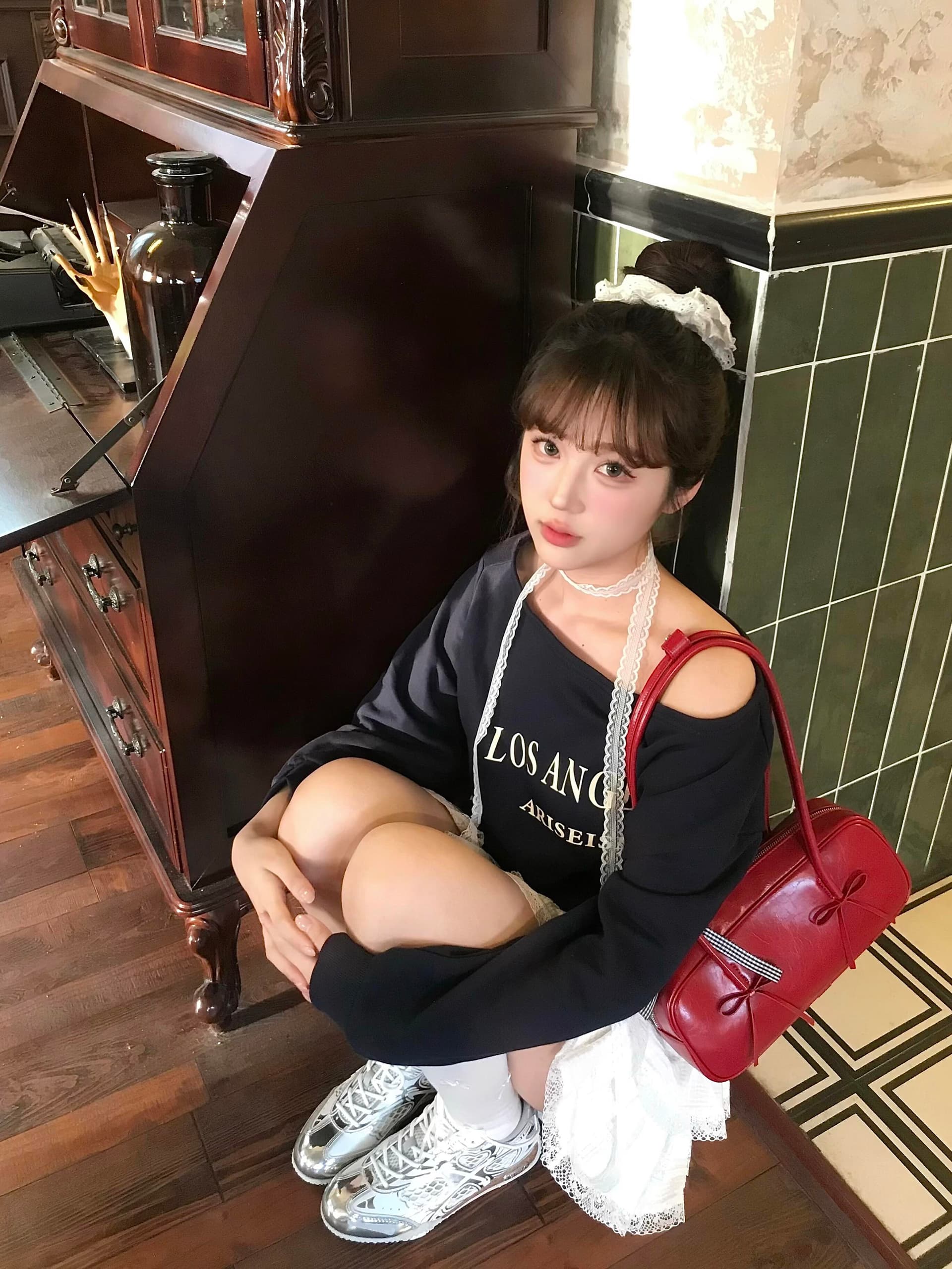 해군 고급 디자인 센스 알파벳 작은 대중 비스듬한 어깨 후드티 여성 이른 가을 보트넥 다용도 루즈핏 슬림해 보이는 맨위 상세 이미지 1