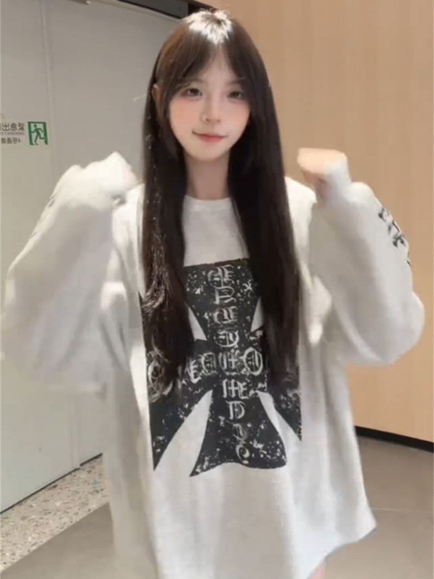 아메리칸 패치워크 알파벳 화이트 십자가 긴팔 티셔츠 여성 가을 루즈핏 슬림해 보이는 디자인 센스 다용도 맨위 트렌디 이미지 2