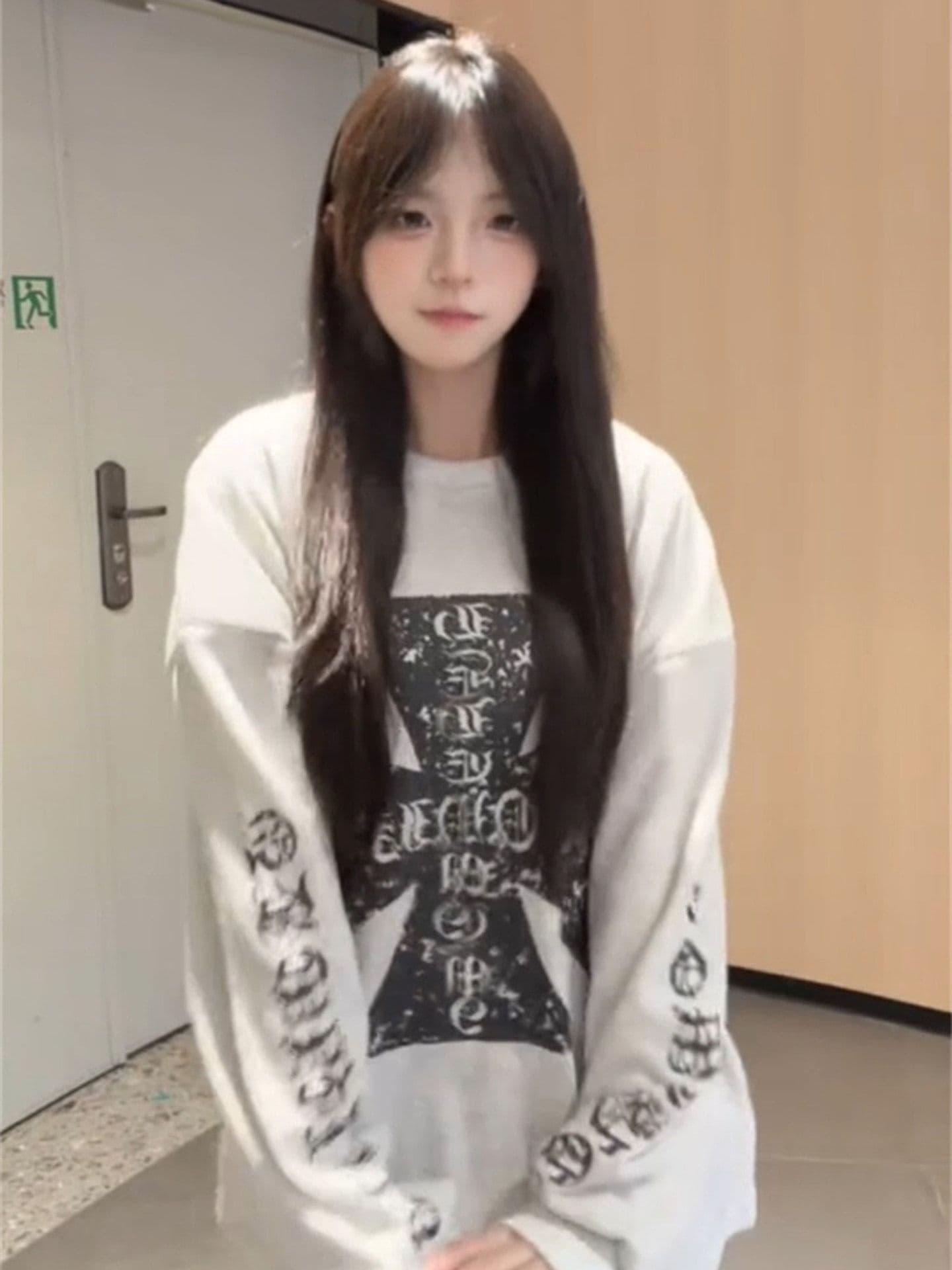 아메리칸 패치워크 알파벳 화이트 십자가 긴팔 티셔츠 여성 가을 루즈핏 슬림해 보이는 디자인 센스 다용도 맨위 트렌디 상세 이미지 5