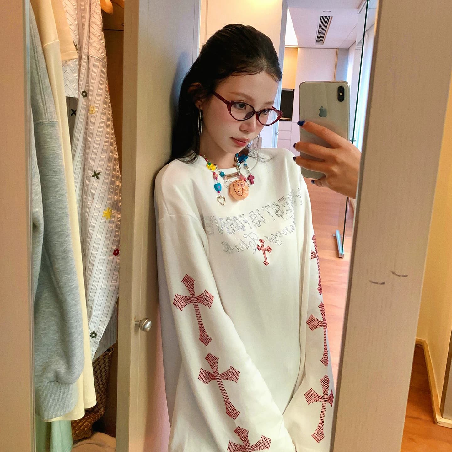 십자가 알파벳 핫픽스 긴팔 티셔츠 여성 이른 가을 착용 가져 가라. 루즈핏 슬림해 보이는 맨위 이미지 3