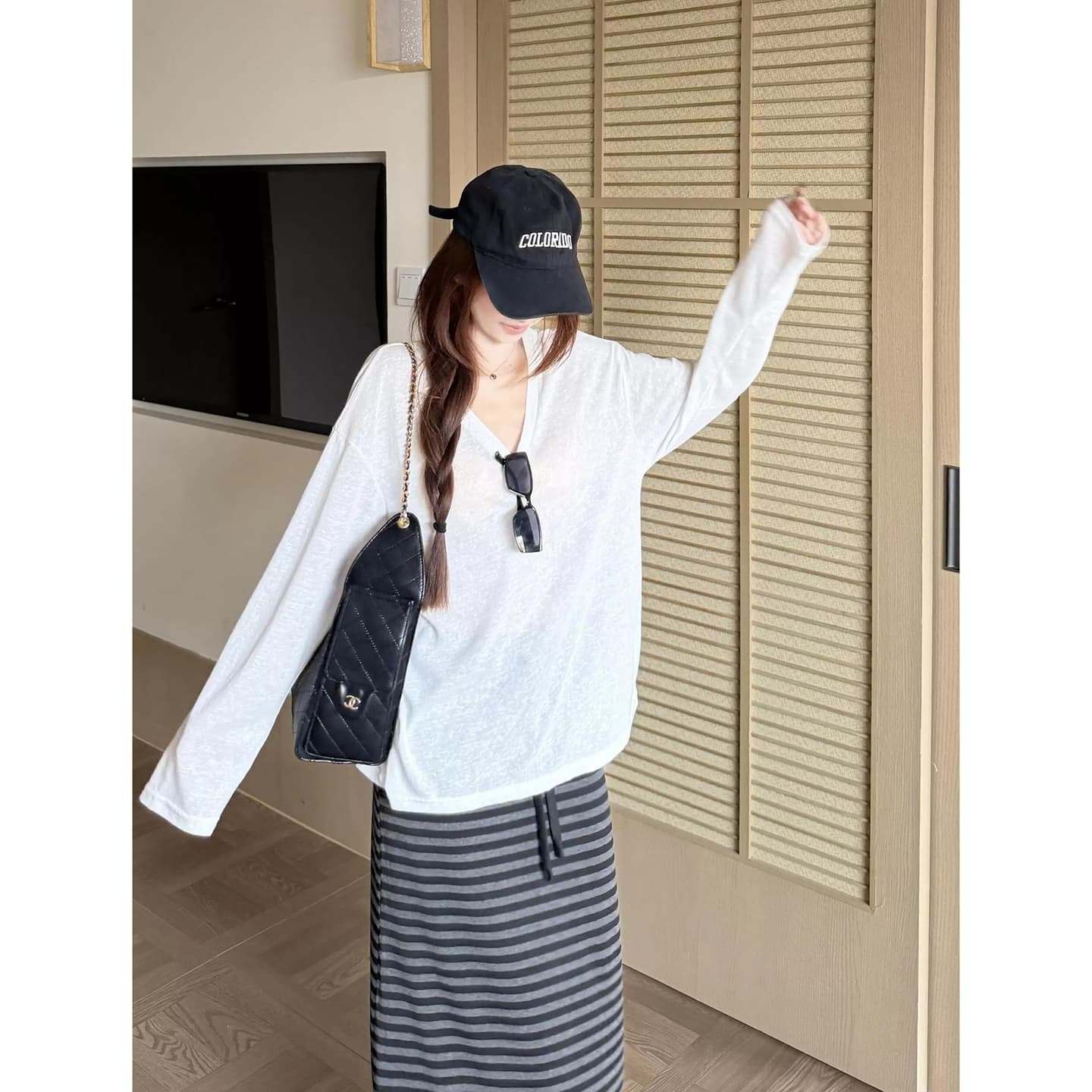 한 부서 뒤로 홀로우 아웃 화이트 V넥 긴팔 티셔츠 여성 여름 얇은 스타일 루즈핏 자외선 차단 블라우스 맨위 이미지 4