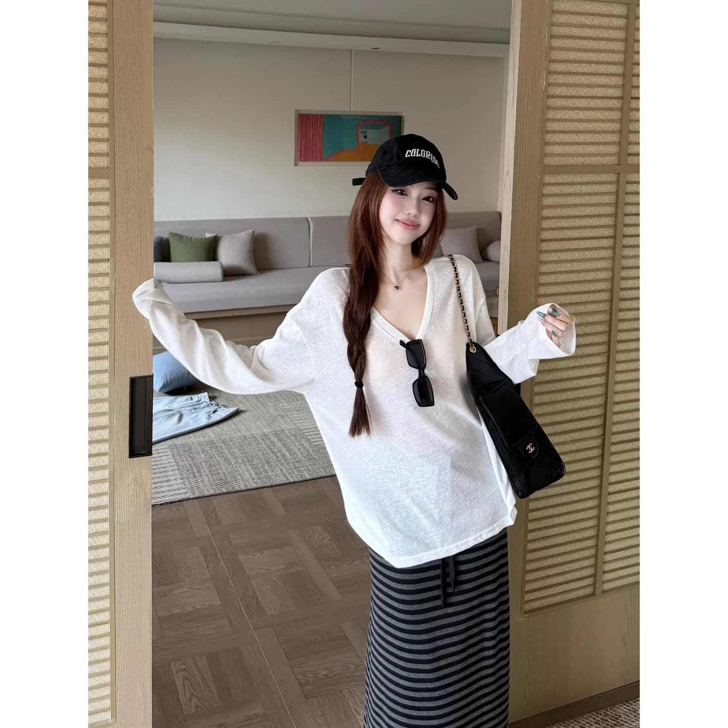 한 부서 뒤로 홀로우 아웃 화이트 V넥 긴팔 티셔츠 여성 여름 얇은 스타일 루즈핏 자외선 차단 블라우스 맨위 상세 이미지 4