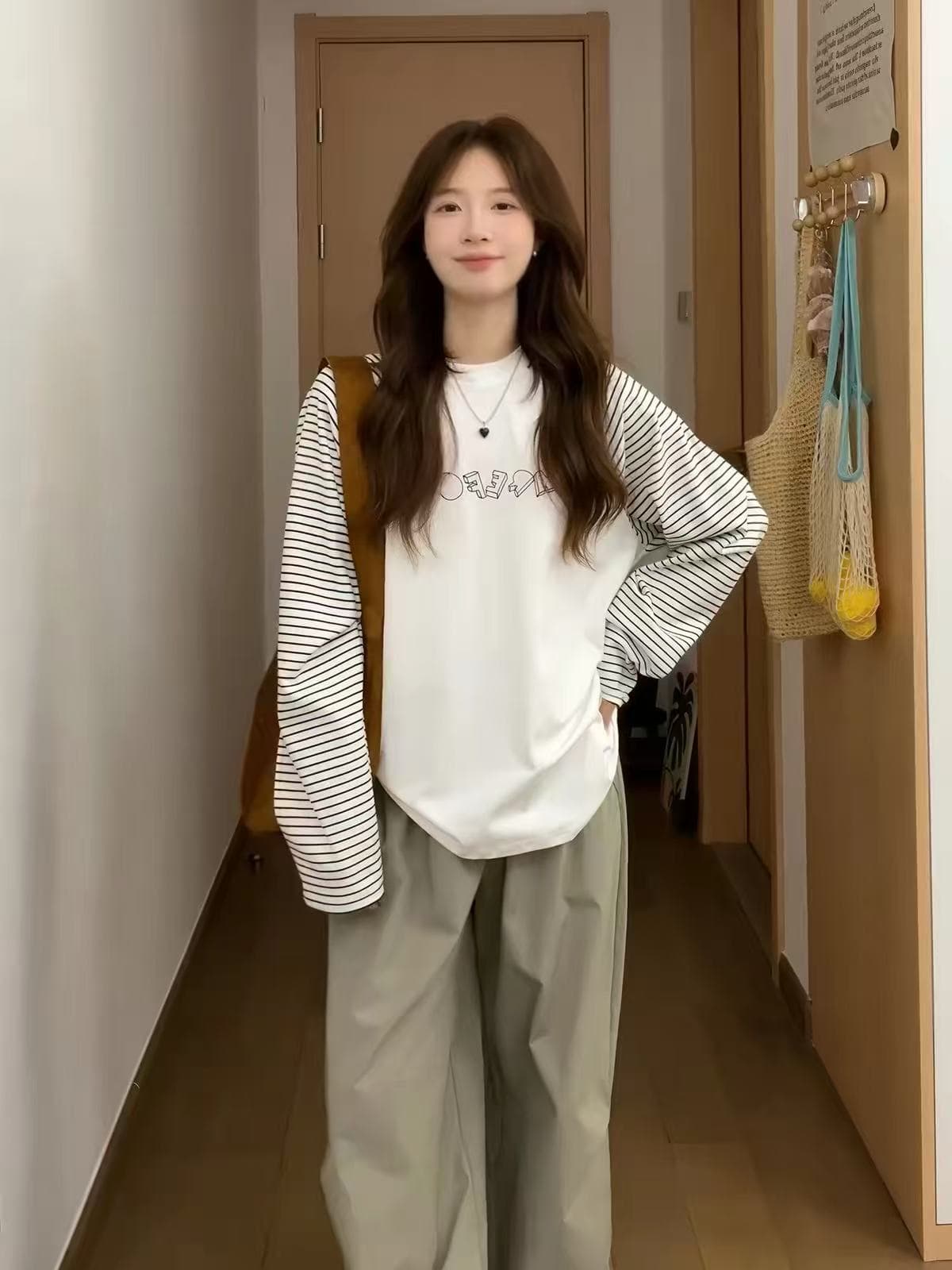 스트라이프 배색 삽입 어깨 긴팔 티셔츠 여성 루즈핏 단순한 관대 한 품격 맨위 이미지 3