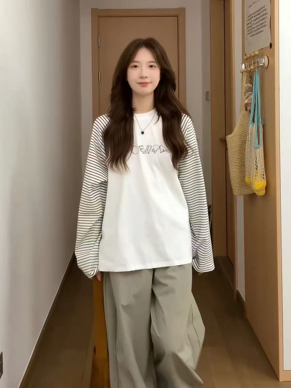 스트라이프 배색 삽입 어깨 긴팔 티셔츠 여성 루즈핏 단순한 관대 한 품격 맨위 상세 이미지 3