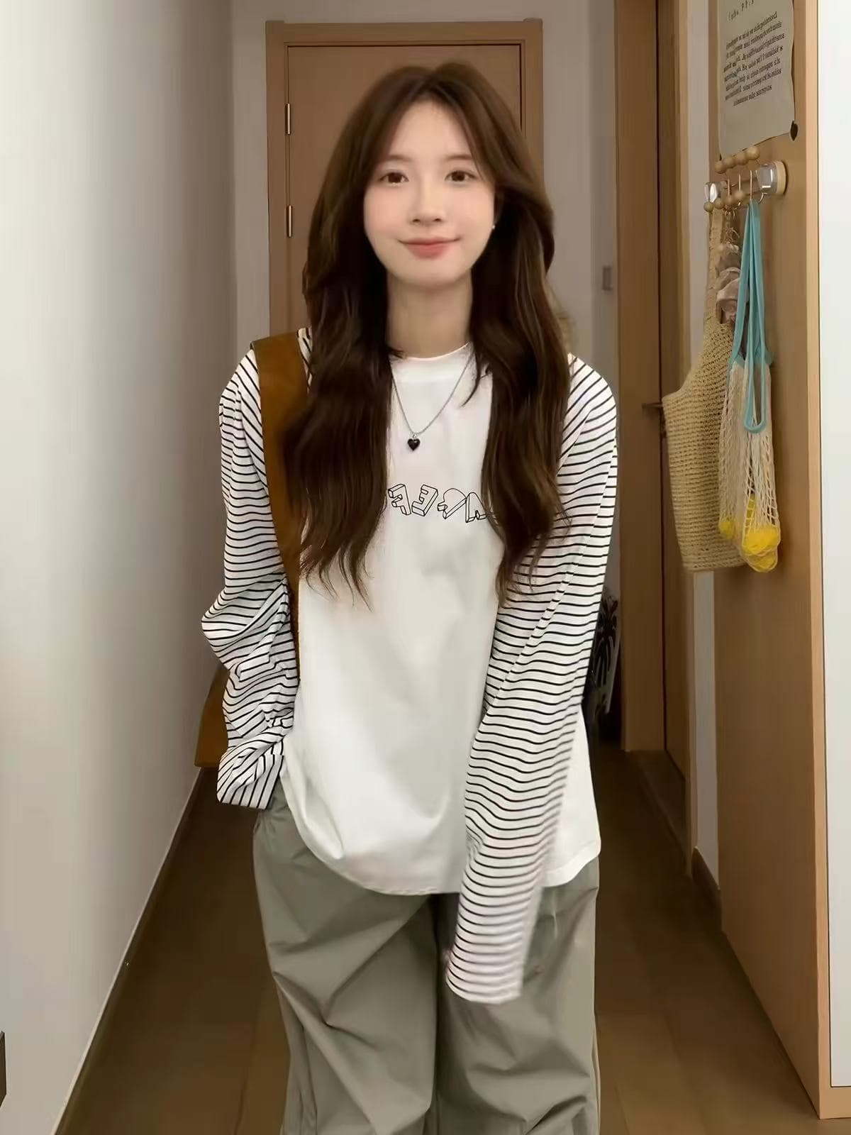 스트라이프 배색 삽입 어깨 긴팔 티셔츠 여성 루즈핏 단순한 관대 한 품격 맨위 상세 이미지 4