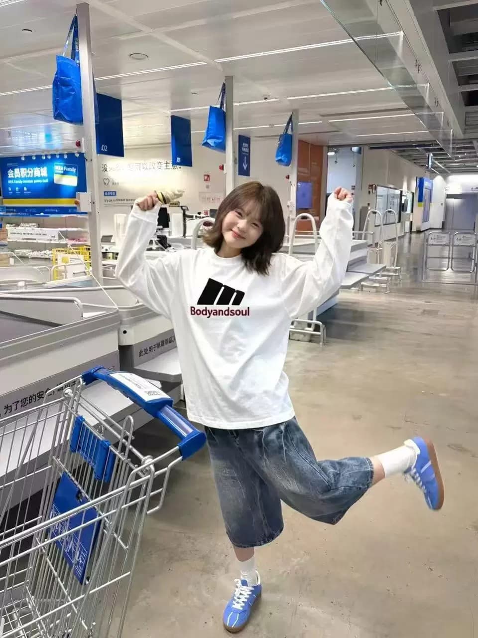 조수 브랜드 높음 거리 알파벳 프린트 화이트 순면 긴팔 티셔츠 여성 2026 가을 새로운 루즈핏 중간 길이 맨위 이미지 2