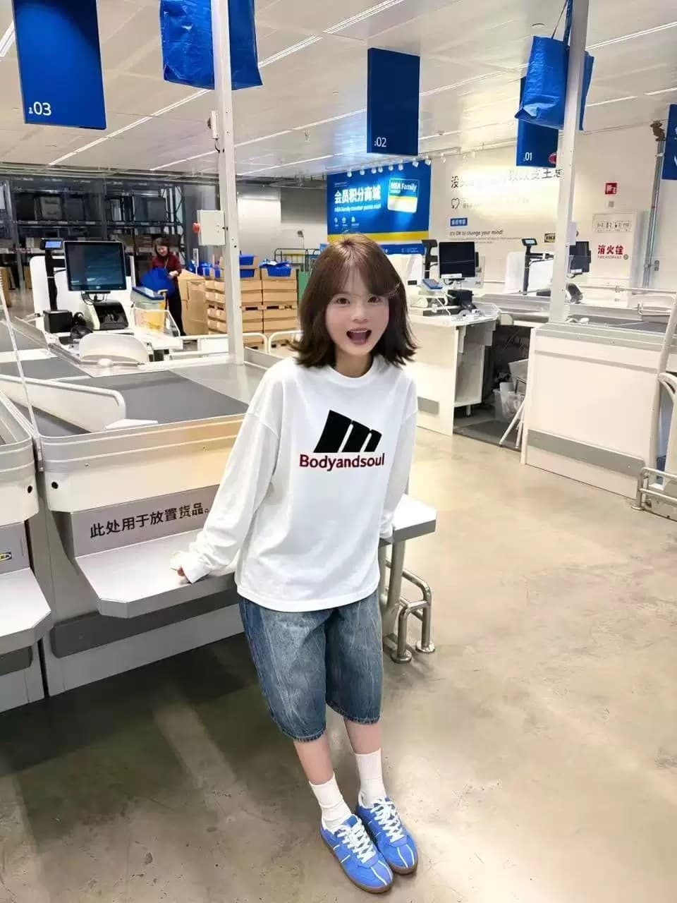 조수 브랜드 높음 거리 알파벳 프린트 화이트 순면 긴팔 티셔츠 여성 2026 가을 새로운 루즈핏 중간 길이 맨위 이미지 4
