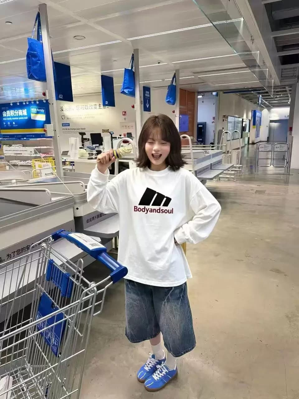 조수 브랜드 높음 거리 알파벳 프린트 화이트 순면 긴팔 티셔츠 여성 2026 가을 새로운 루즈핏 중간 길이 맨위 상세 이미지 4