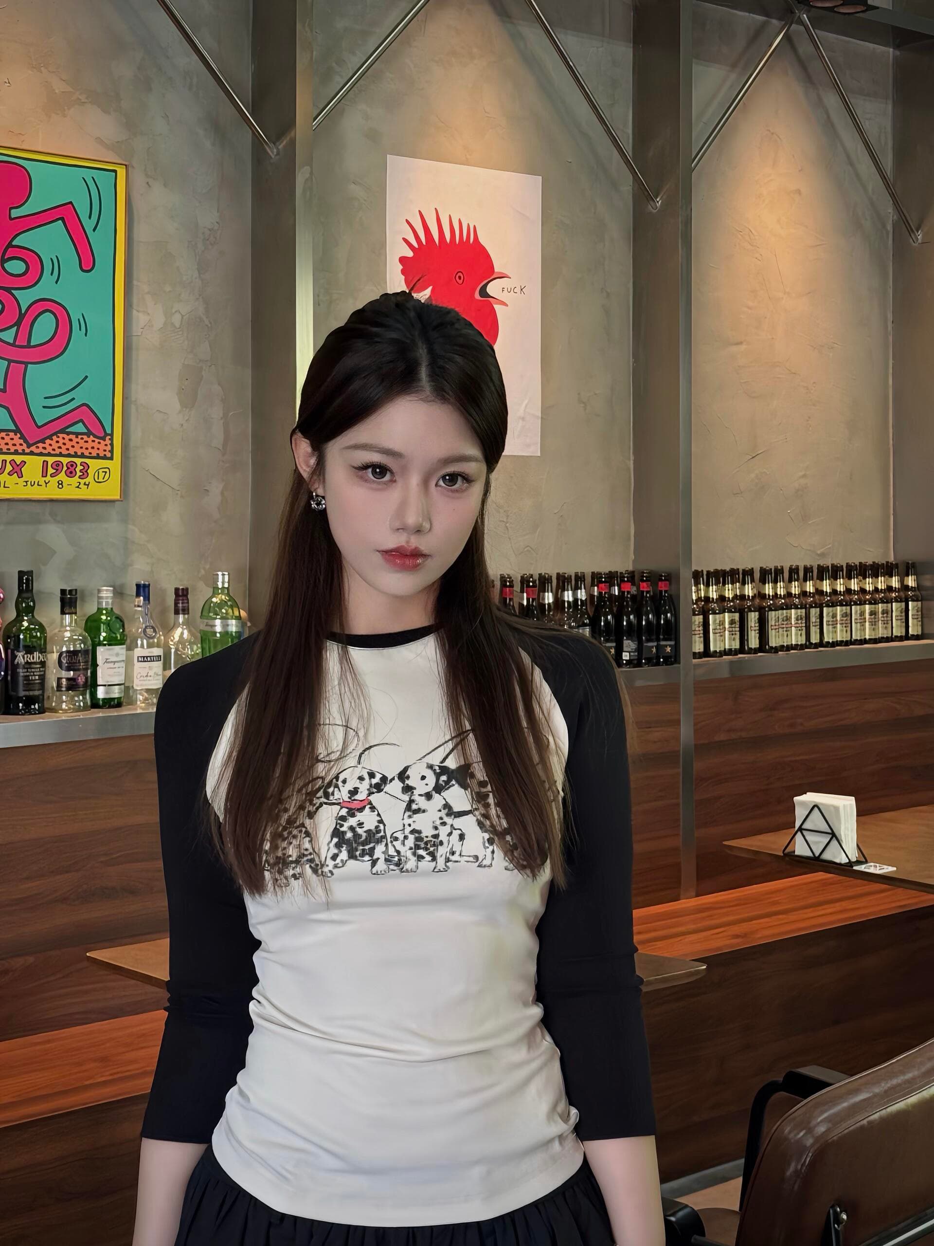 배색 강아지 프린트 티셔츠 여성 가을 새로운 몸매 가꾸기 슬림해 보이는 삽입 어깨 소매 라운드 넥 기본 셔츠 맨위