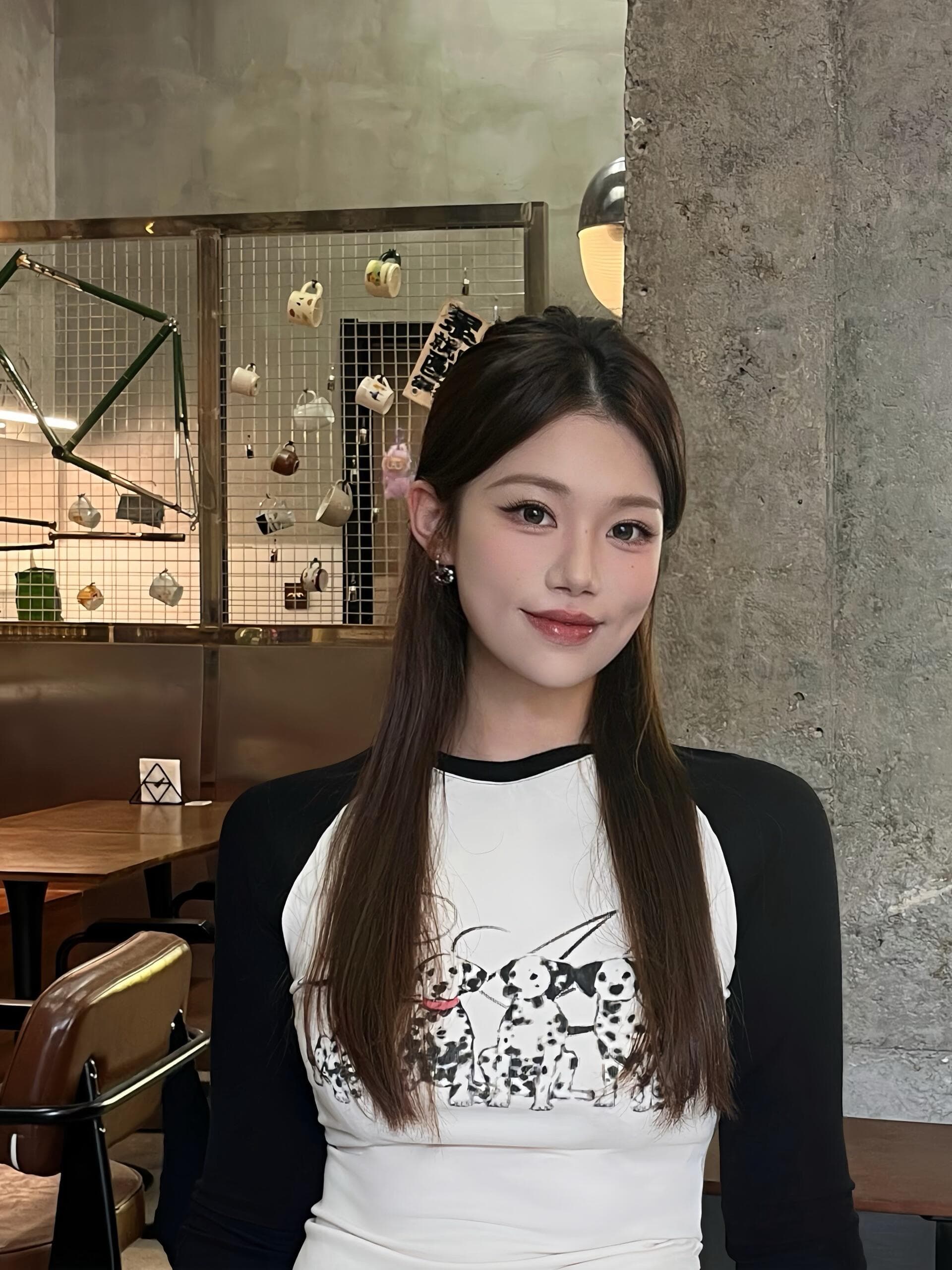 배색 강아지 프린트 티셔츠 여성 가을 새로운 몸매 가꾸기 슬림해 보이는 삽입 어깨 소매 라운드 넥 기본 셔츠 맨위 상세 이미지 3