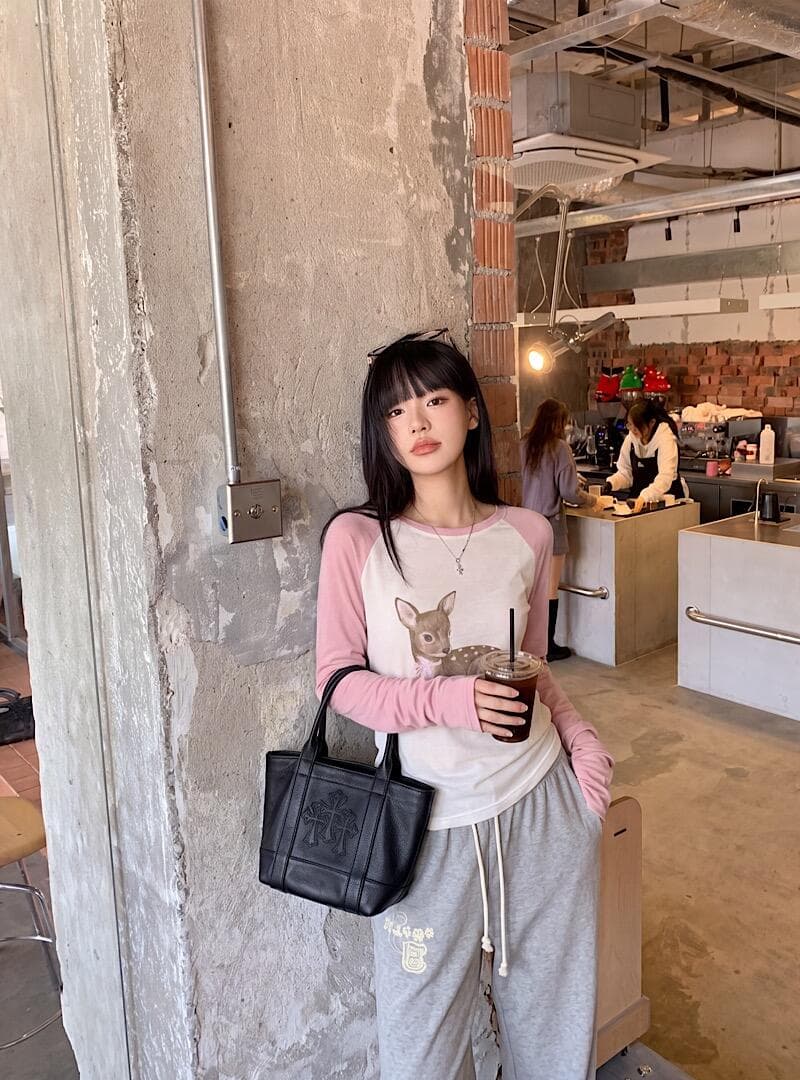 연인 작은 사슴 귀여운 인쇄 플라워 인서트 어깨 긴팔 티셔츠 여성 여름 배색 라운드 넥 캐주얼 맨위 상세 이미지 4