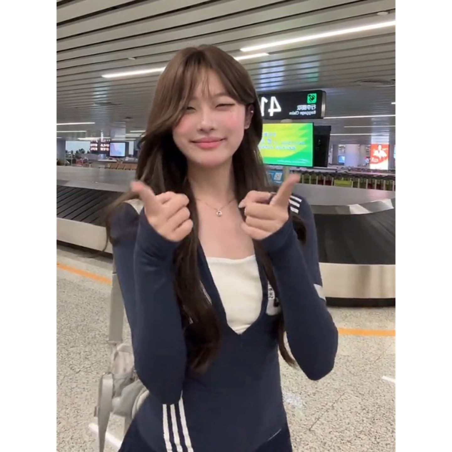 이른 가을 알파벳 V넥 긍정적 인 어깨 긴팔 티셔츠 여성 가을 몸매 가꾸기 허리 수축 운동 인사이드 가져 가라. 기본 셔츠 달콤한 핫걸 맨위 이미지 2