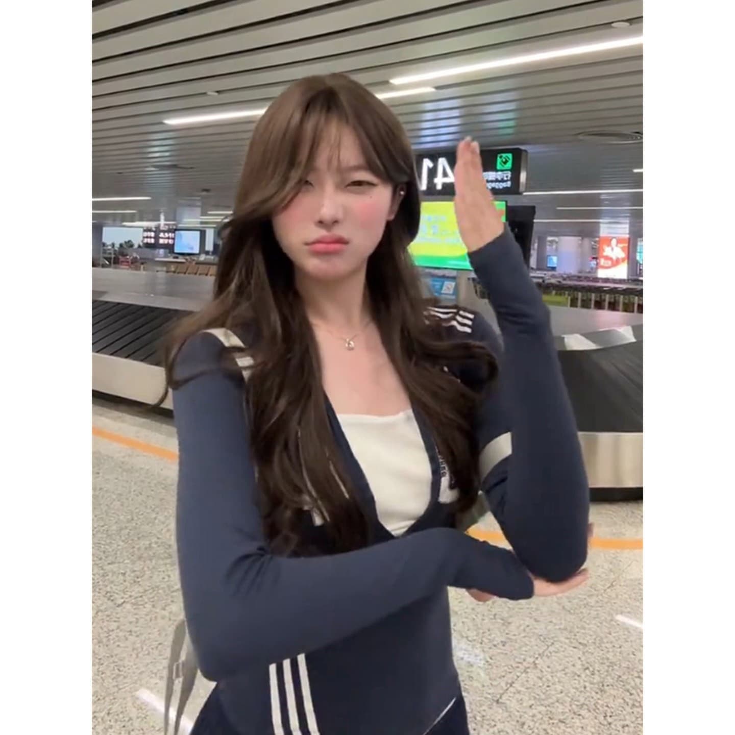 이른 가을 알파벳 V넥 긍정적 인 어깨 긴팔 티셔츠 여성 가을 몸매 가꾸기 허리 수축 운동 인사이드 가져 가라. 기본 셔츠 달콤한 핫걸 맨위 상세 이미지 5
