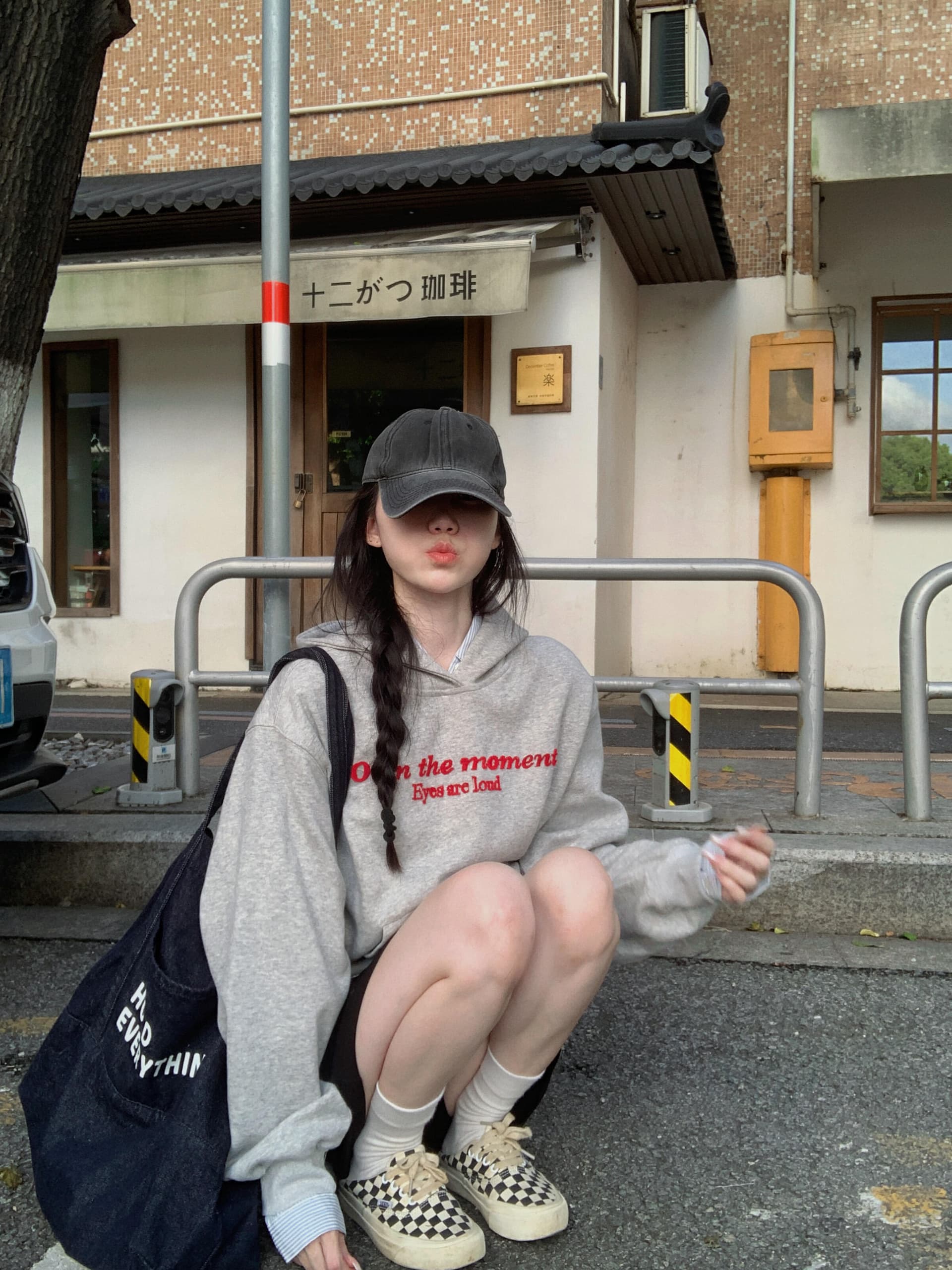 영어 자수 회색 후드 티 스웨터 2026 가을 새로운 ins 바람 루즈핏 풀오버 맨위 여성 이미지 2