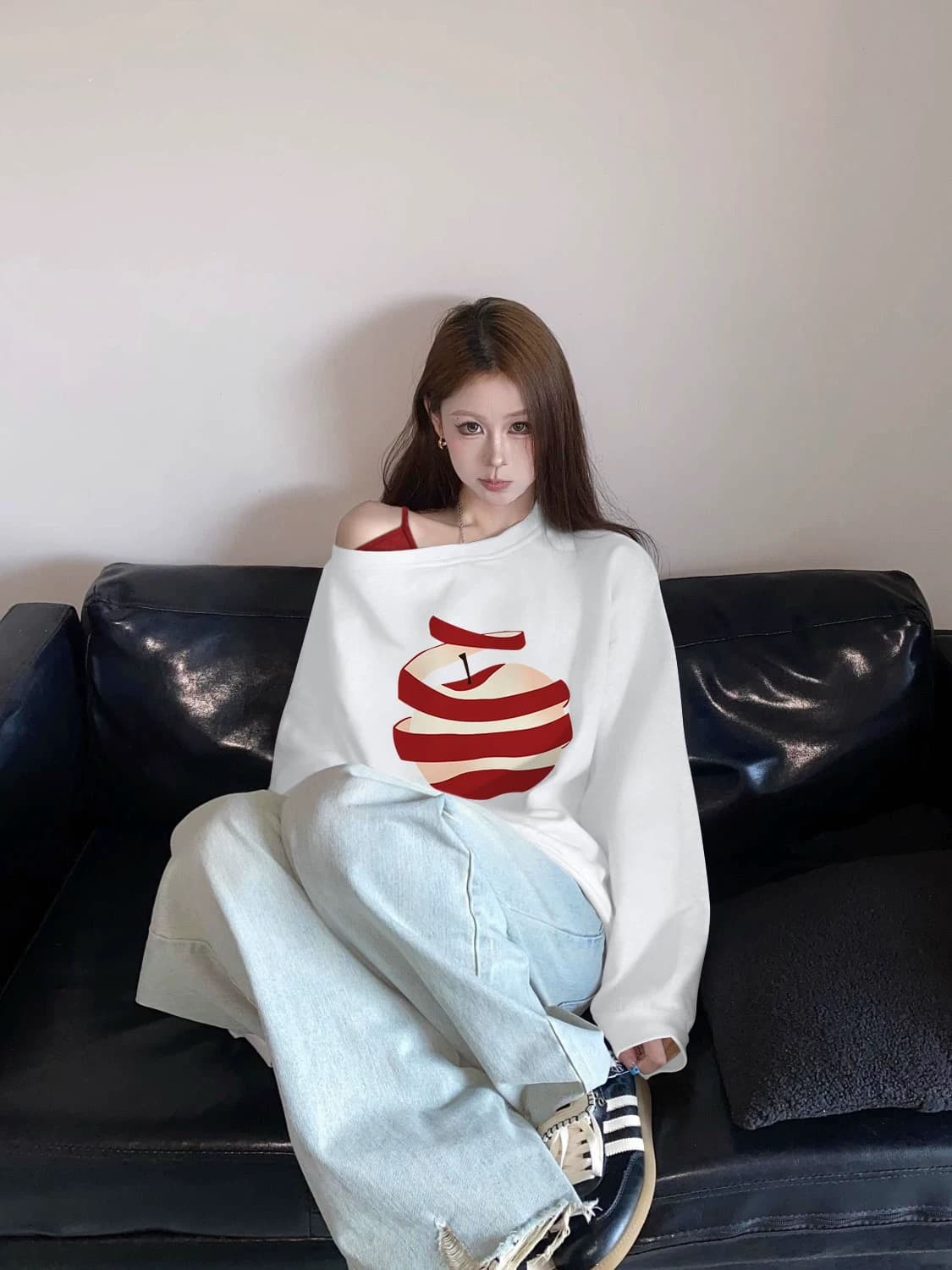 달콤한 매운맛 페이크 레이어드 디자인 센스 오프숄더 후드티 여성 가을 한 부서 다용도 루즈핏 작은 대중 비스듬한 어깨 의류 상세 이미지 3