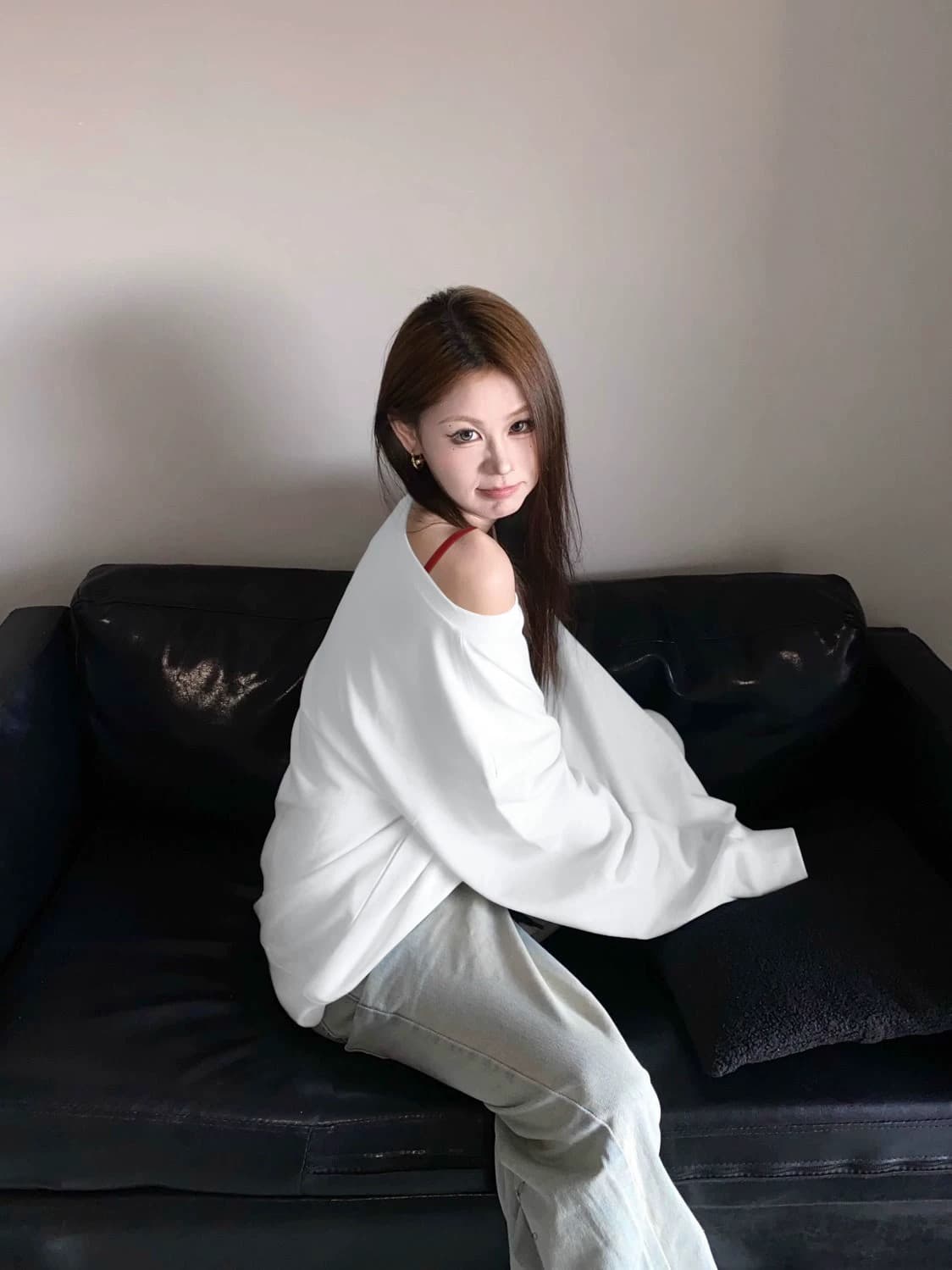달콤한 매운맛 페이크 레이어드 디자인 센스 오프숄더 후드티 여성 가을 한 부서 다용도 루즈핏 작은 대중 비스듬한 어깨 의류 상세 이미지 4