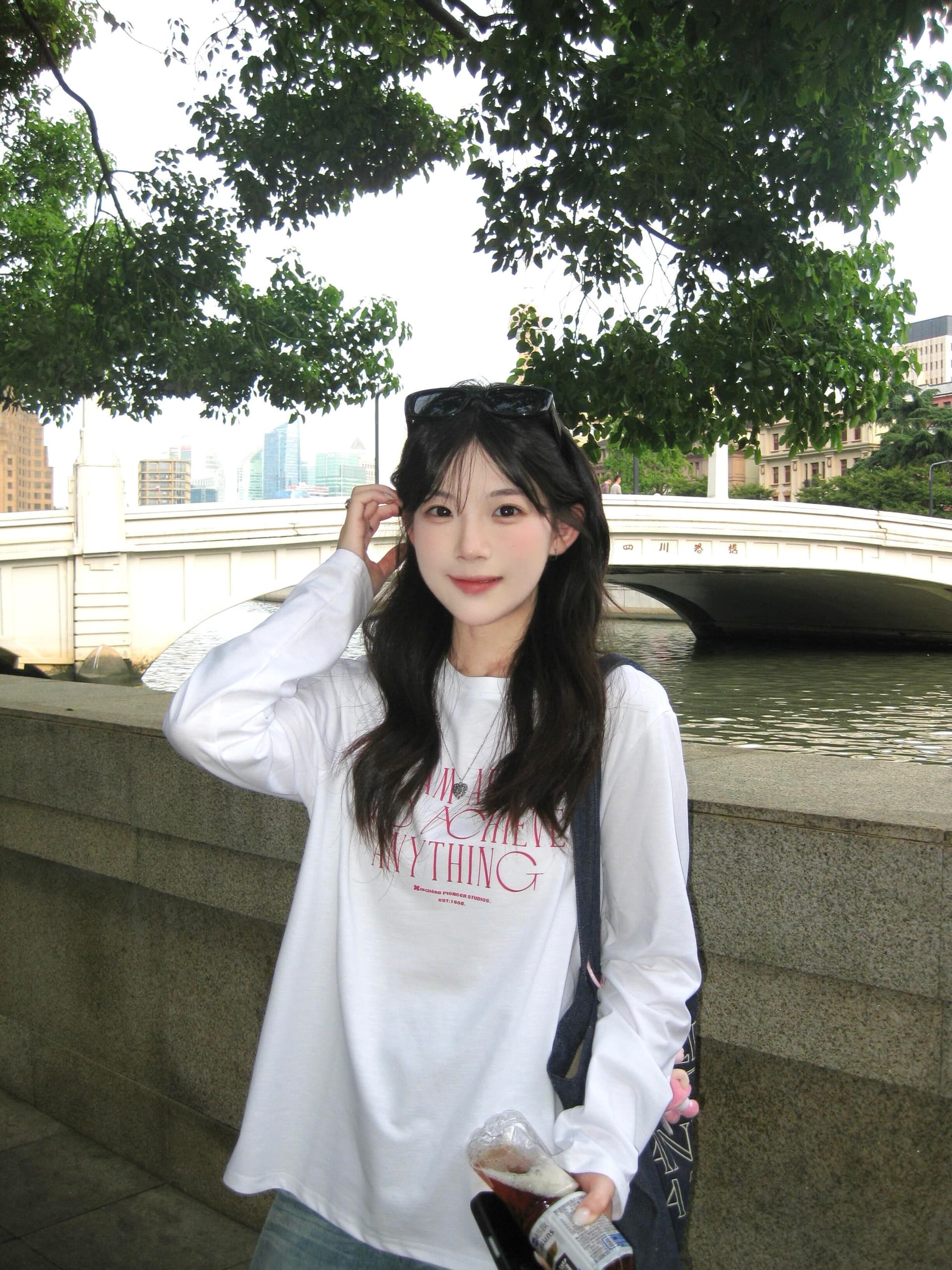 한 부서 작은 대중 알파벳 프린트 무거운 라운드 넥 긴팔 티셔츠 여성 이른 가을 루즈핏 캐주얼 느긋한 바람 연령 감소 맨위 상세 이미지 5