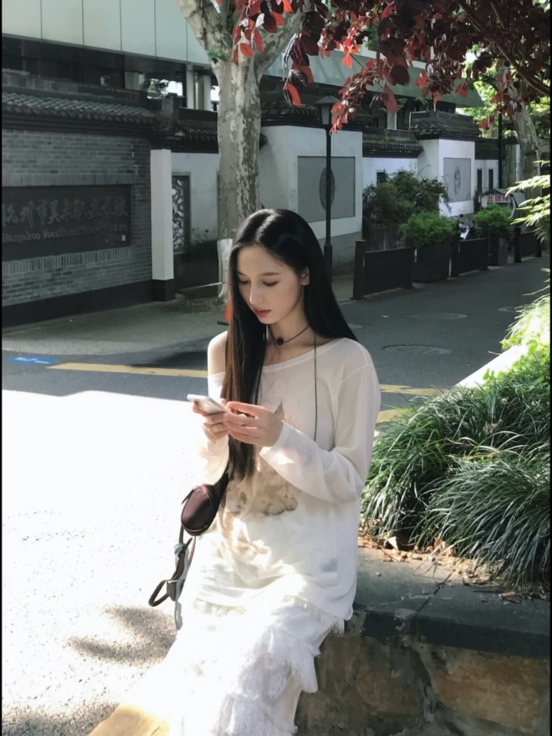 화이트 얇은 스타일 비스듬한 어깨 오프숄더 자외선 차단 블라우스 여성 여름 외출용 루즈핏 Tulle 긴팔 티셔츠 오프숄더 맨위 상세 이미지 4